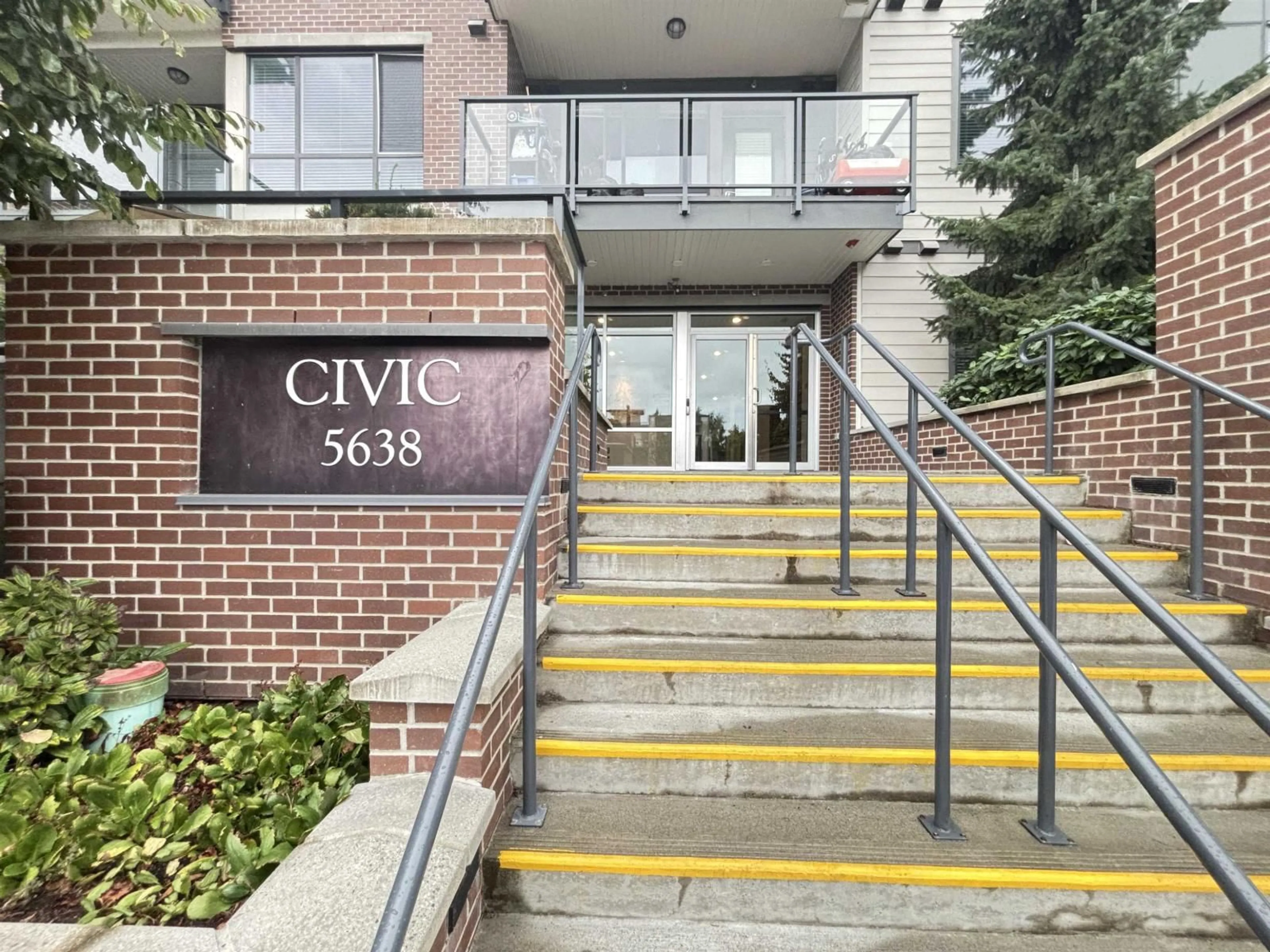 Indoor foyer for 109 - 5638 201A, Langley British Columbia V3A0L8