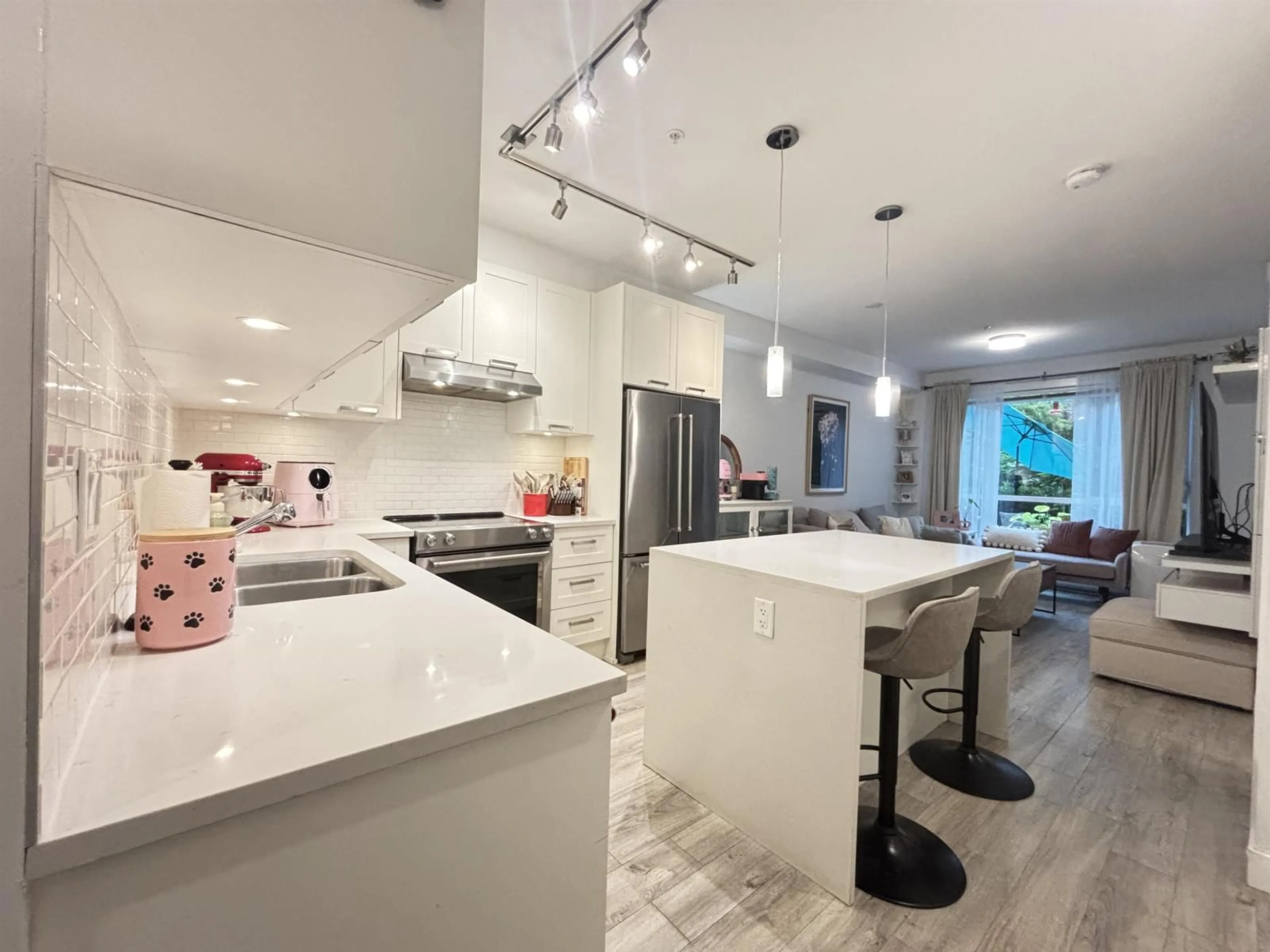 Open concept kitchen, ceramic/tile floor for 109 - 5638 201A, Langley British Columbia V3A0L8