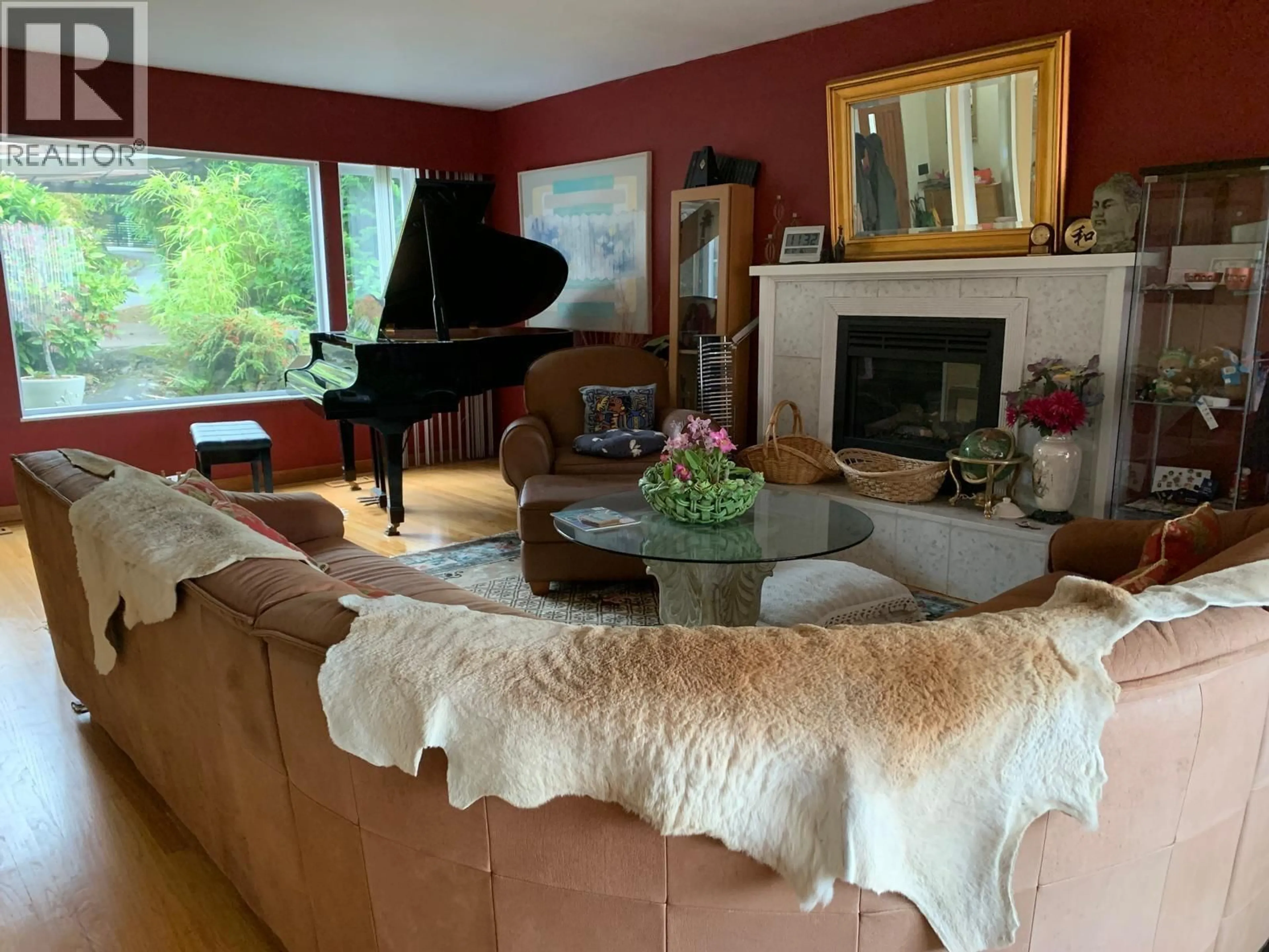 Living room with furniture, wood/laminate floor for 4582 WOODGREEN COURT, West Vancouver British Columbia V7S2V7