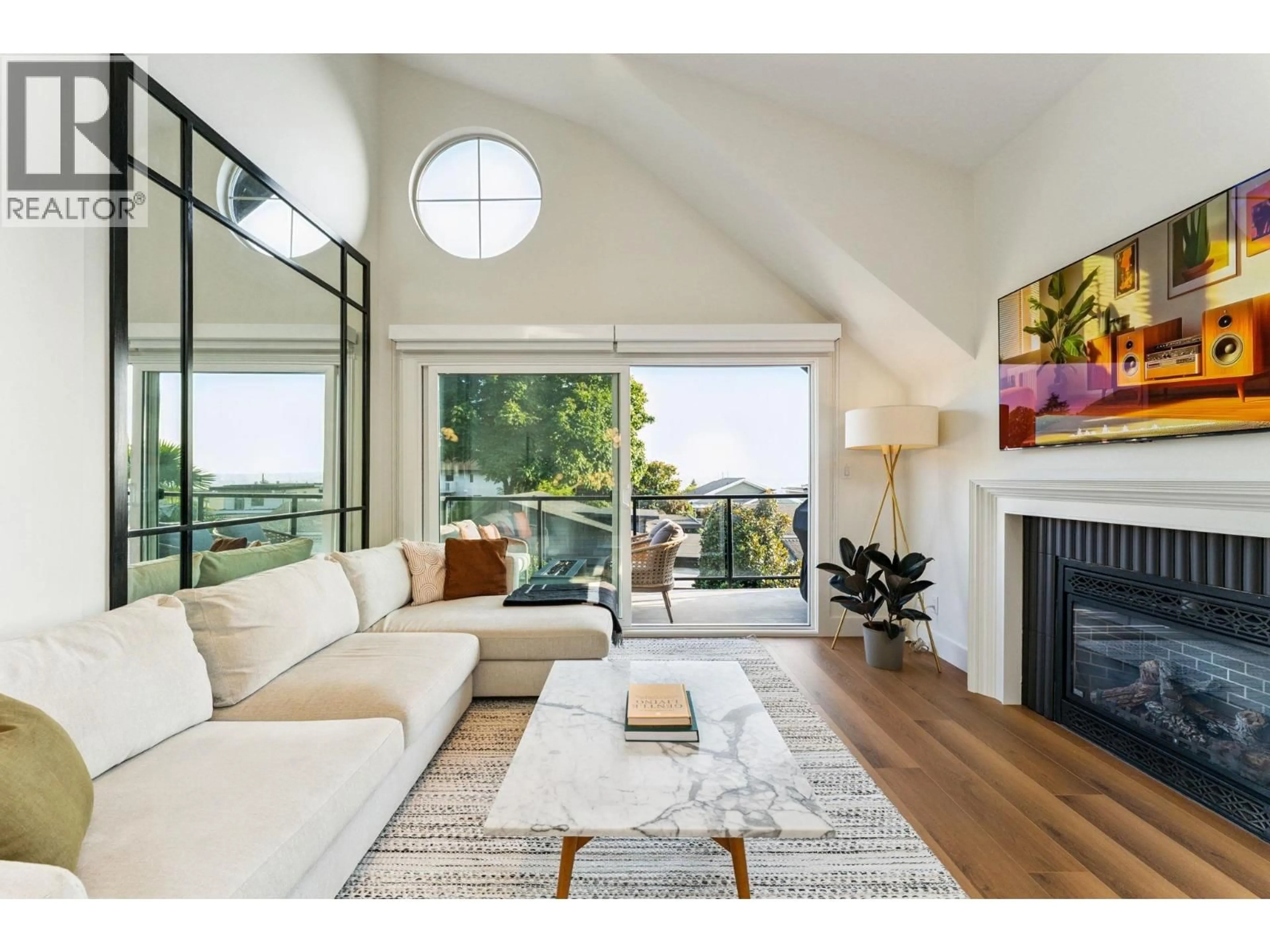 Living room with furniture, unknown for 331 8TH STREET, North Vancouver British Columbia V7L1Z2