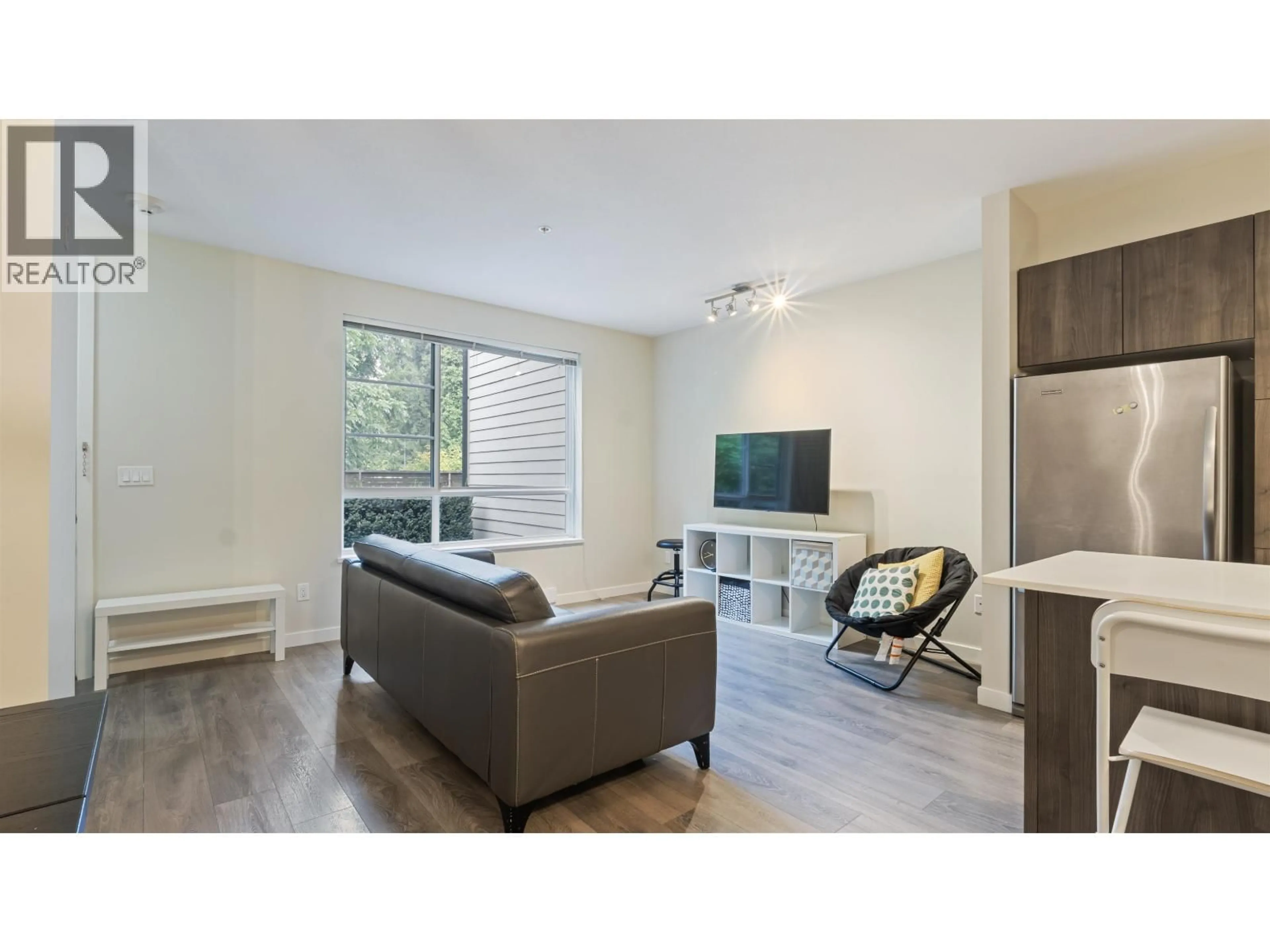 Living room with furniture, wood/laminate floor for 8 - 3728 THURSTON STREET, Burnaby British Columbia V5H0E6
