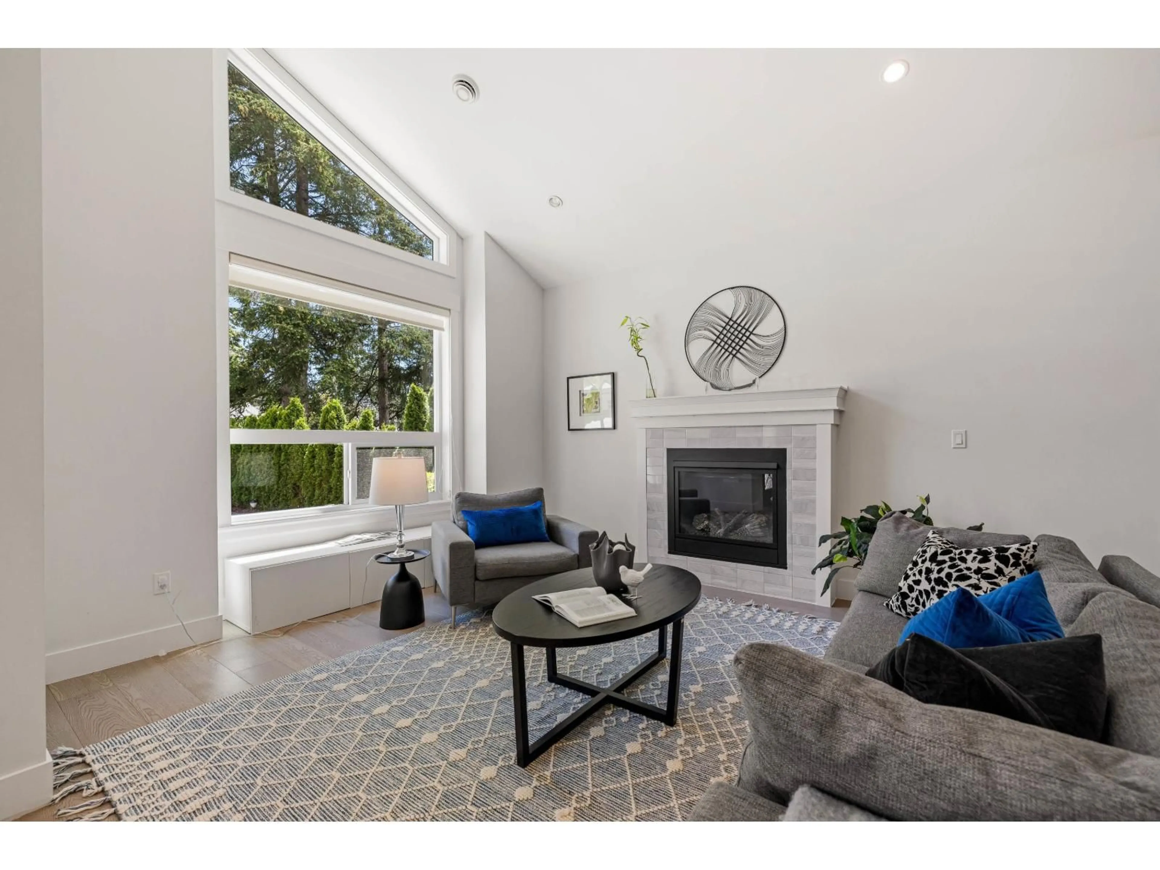 Living room with furniture, unknown for 1571 136, Surrey British Columbia V4A5H3