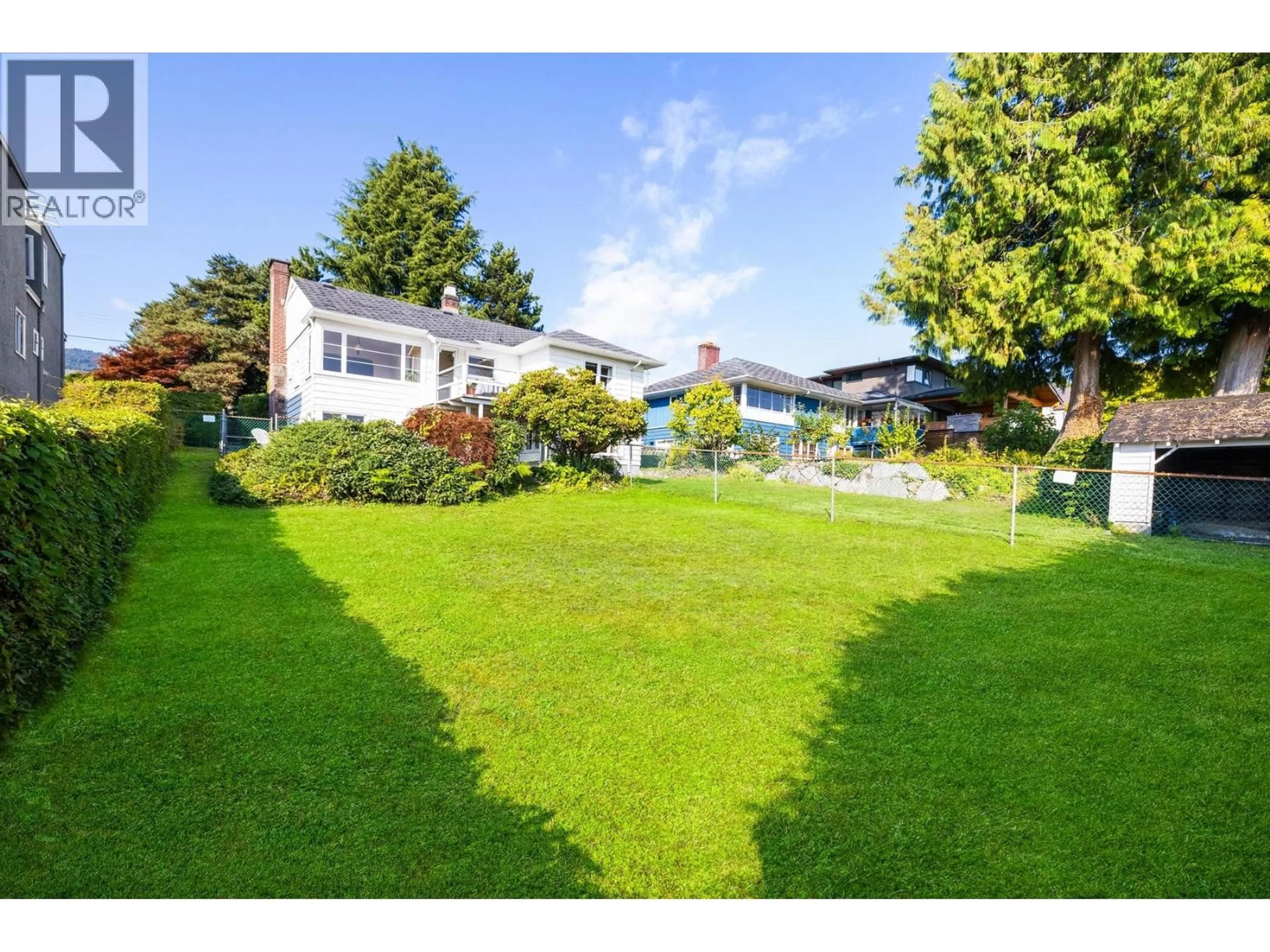 A pic from outside/outdoor area/front of a property/back of a property/a pic from drone, unknown for 1224 FULTON AVENUE, West Vancouver British Columbia V7T1N6