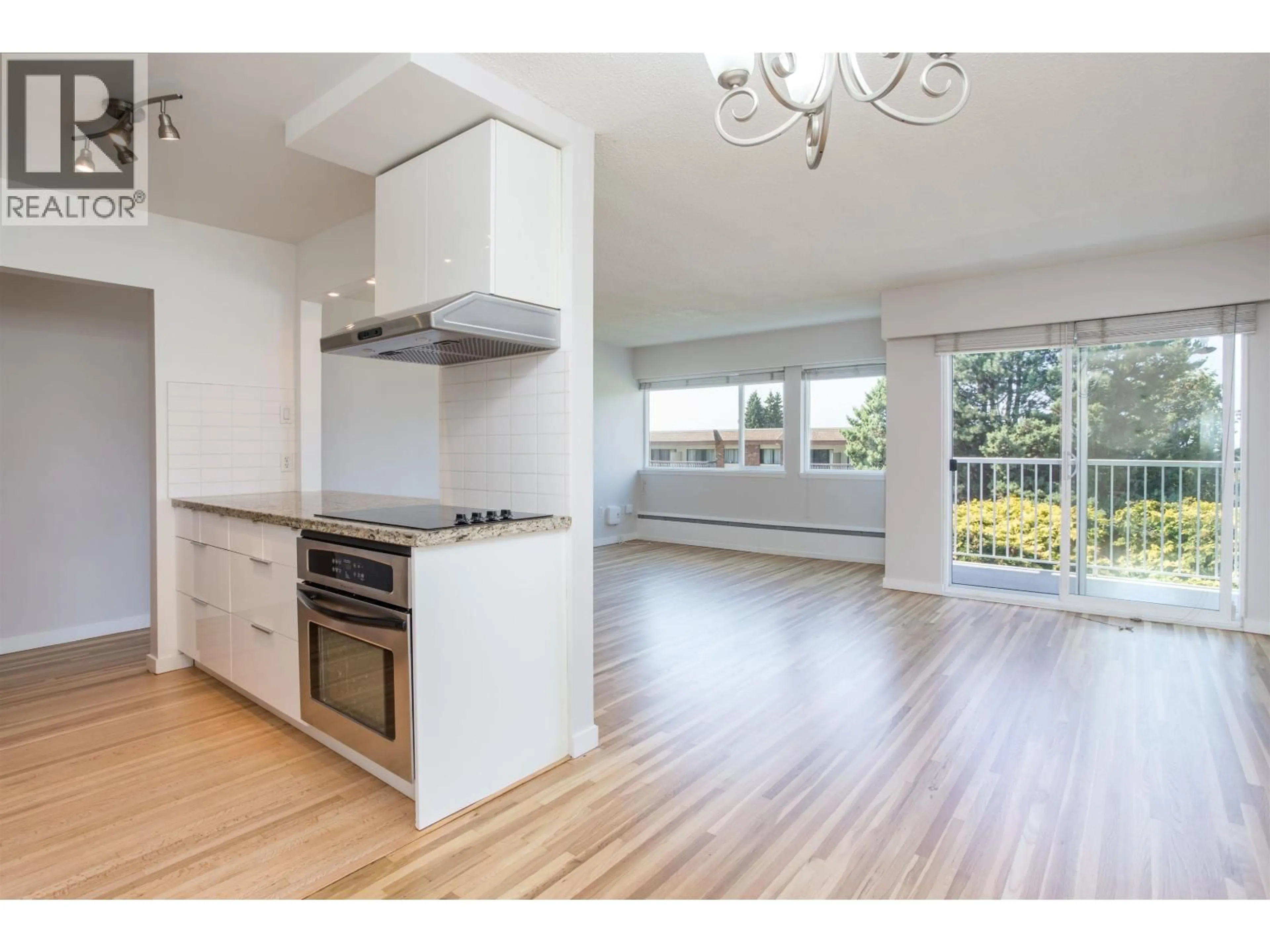 Open concept kitchen, wood/laminate floor for 11 - 1450 CHESTERFIELD AVENUE, North Vancouver British Columbia V7M2N4