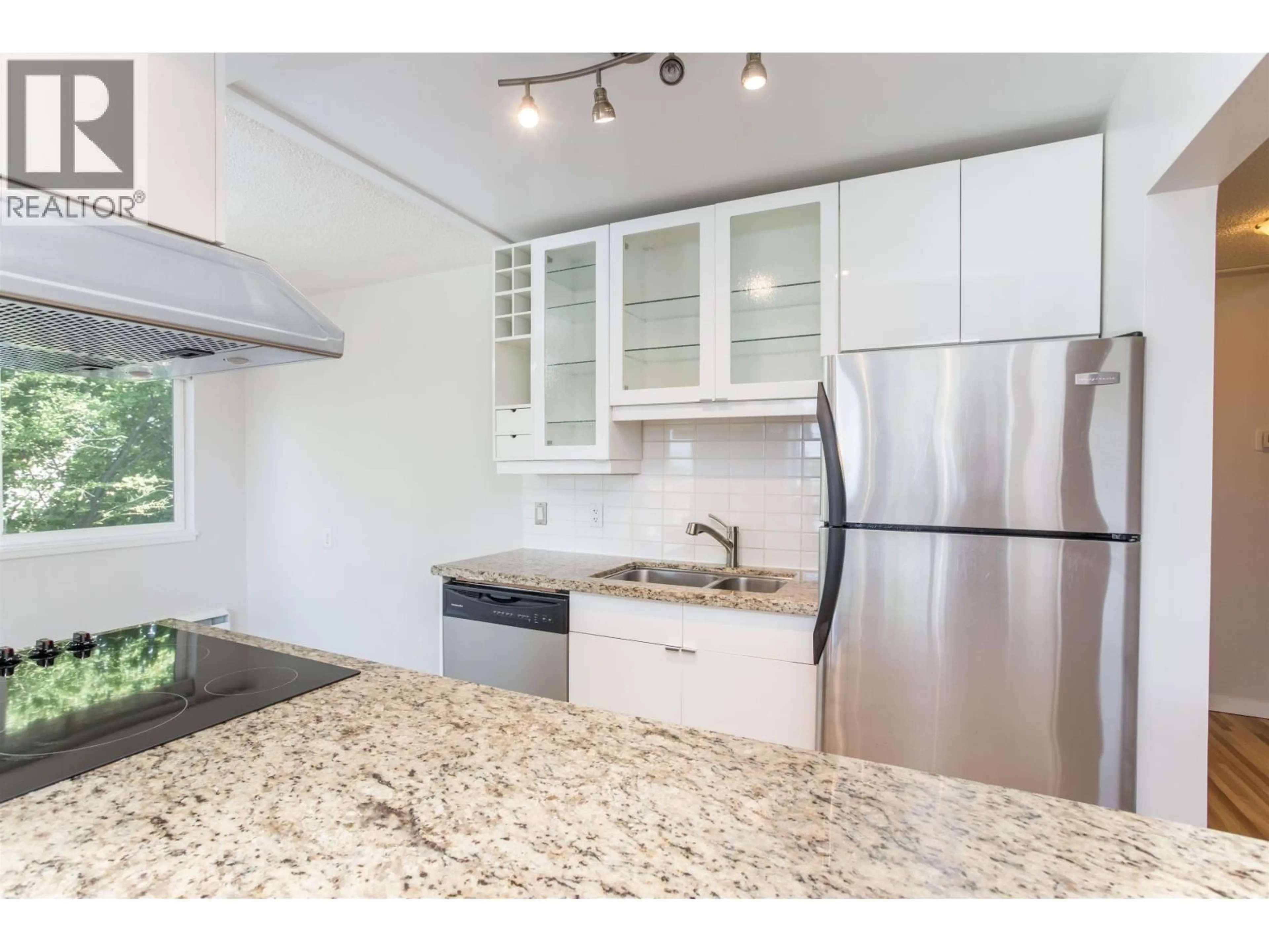 Standard kitchen, unknown for 11 - 1450 CHESTERFIELD AVENUE, North Vancouver British Columbia V7M2N4