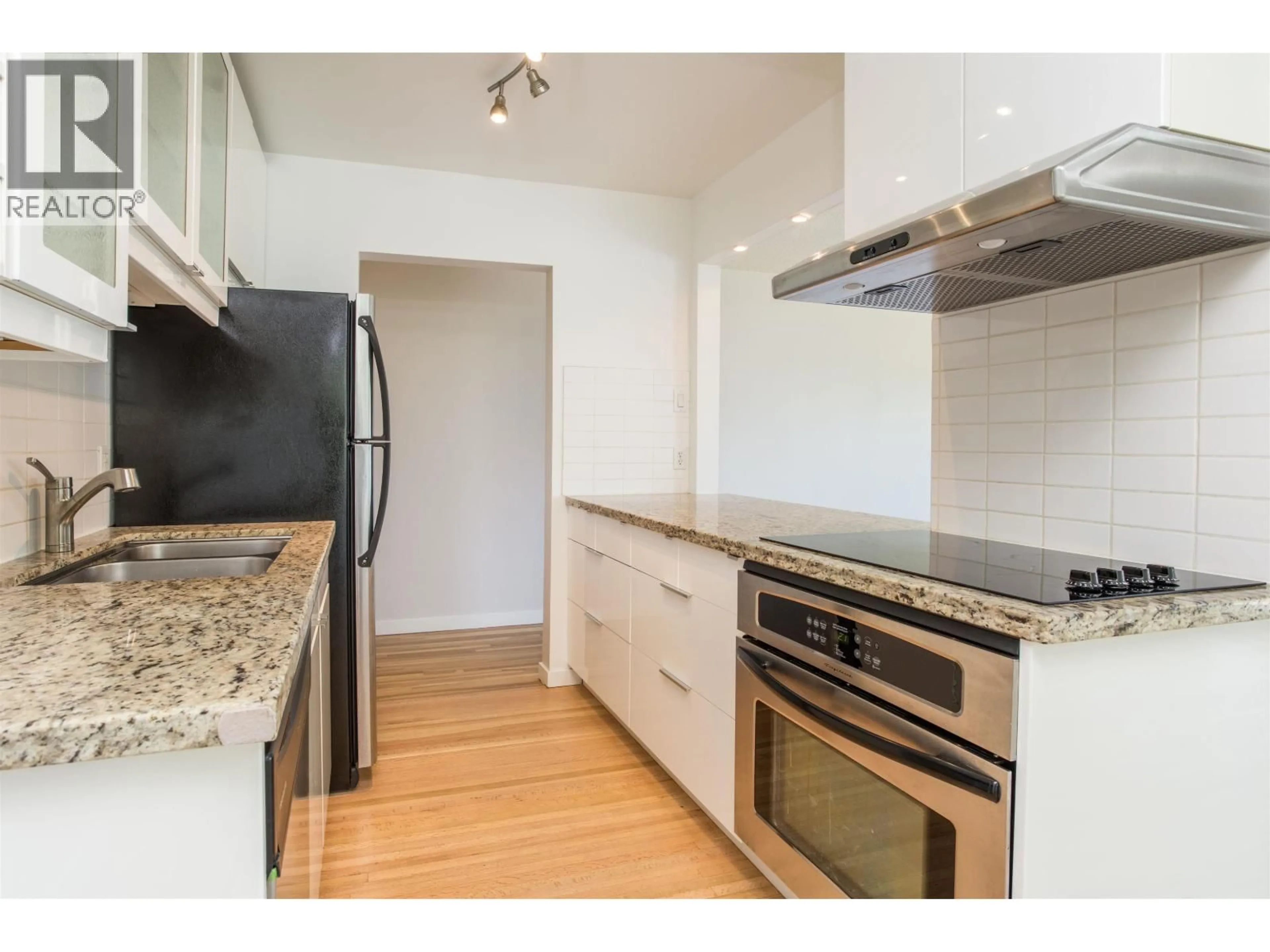 Standard kitchen, wood/laminate floor for 11 - 1450 CHESTERFIELD AVENUE, North Vancouver British Columbia V7M2N4