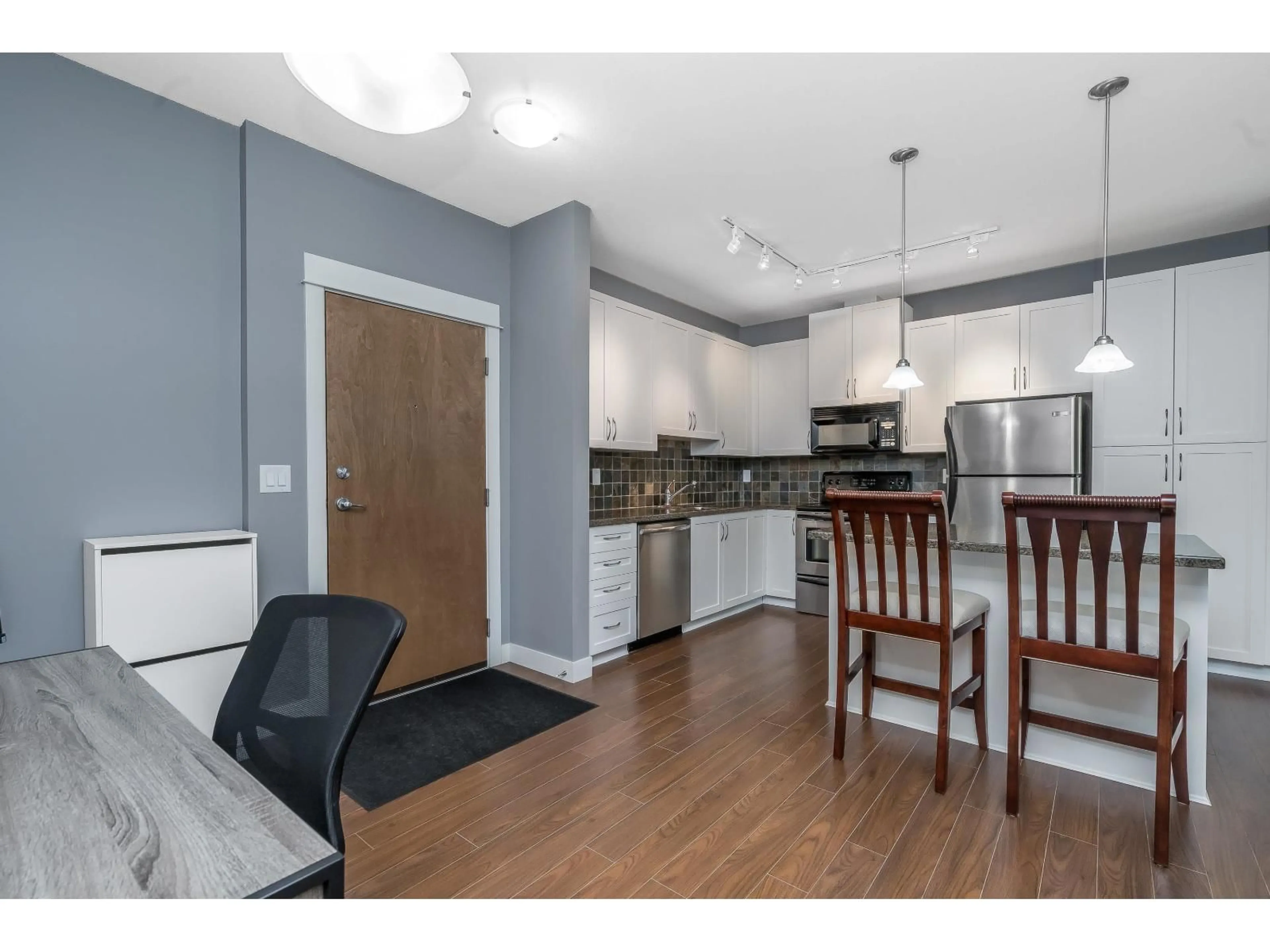 Open concept kitchen, wood/laminate floor for 408 - 2990 BOULDER, Abbotsford British Columbia V2T3P8