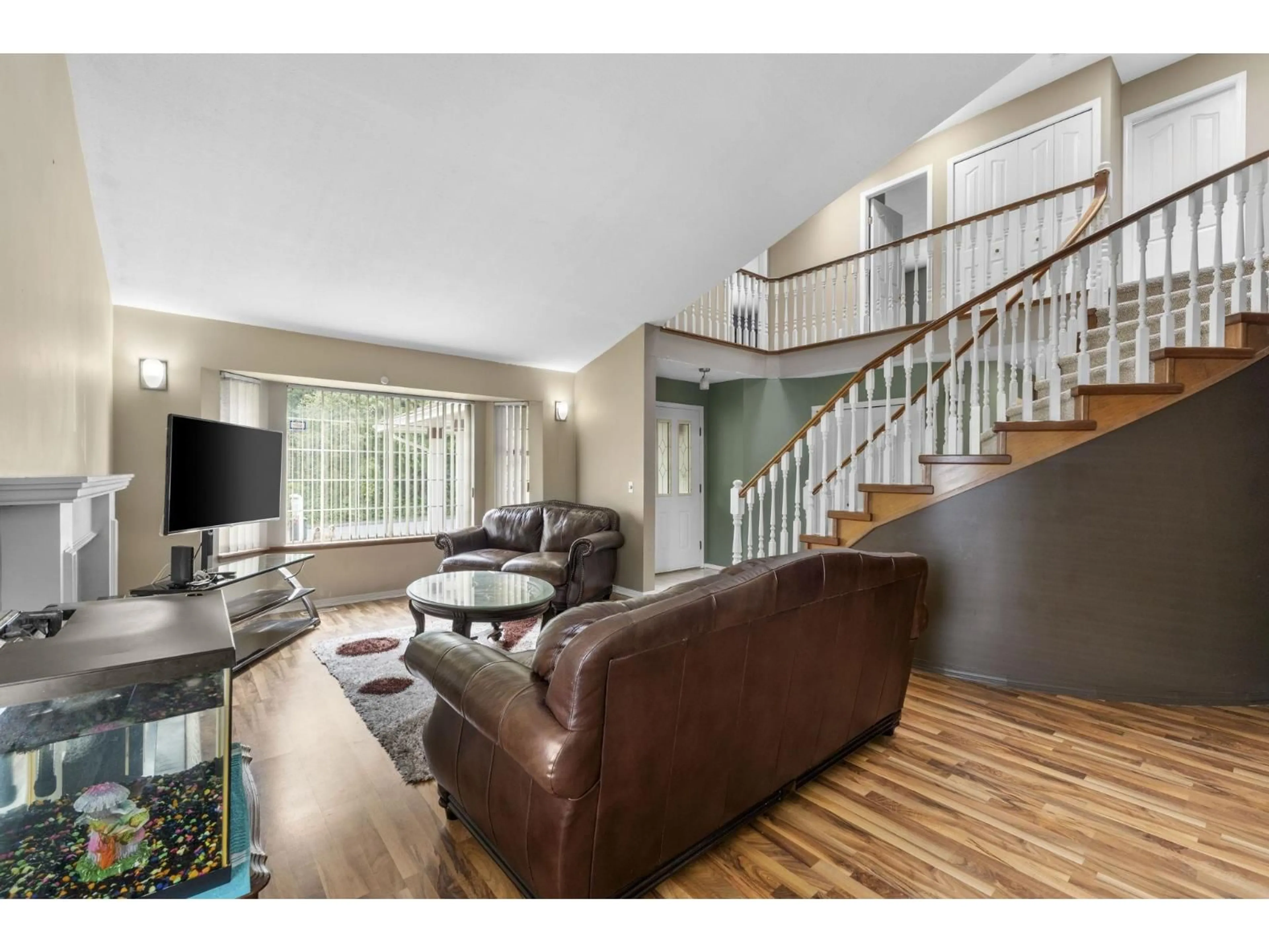 Living room with furniture, unknown for 9291 158, Surrey British Columbia V4N3C2
