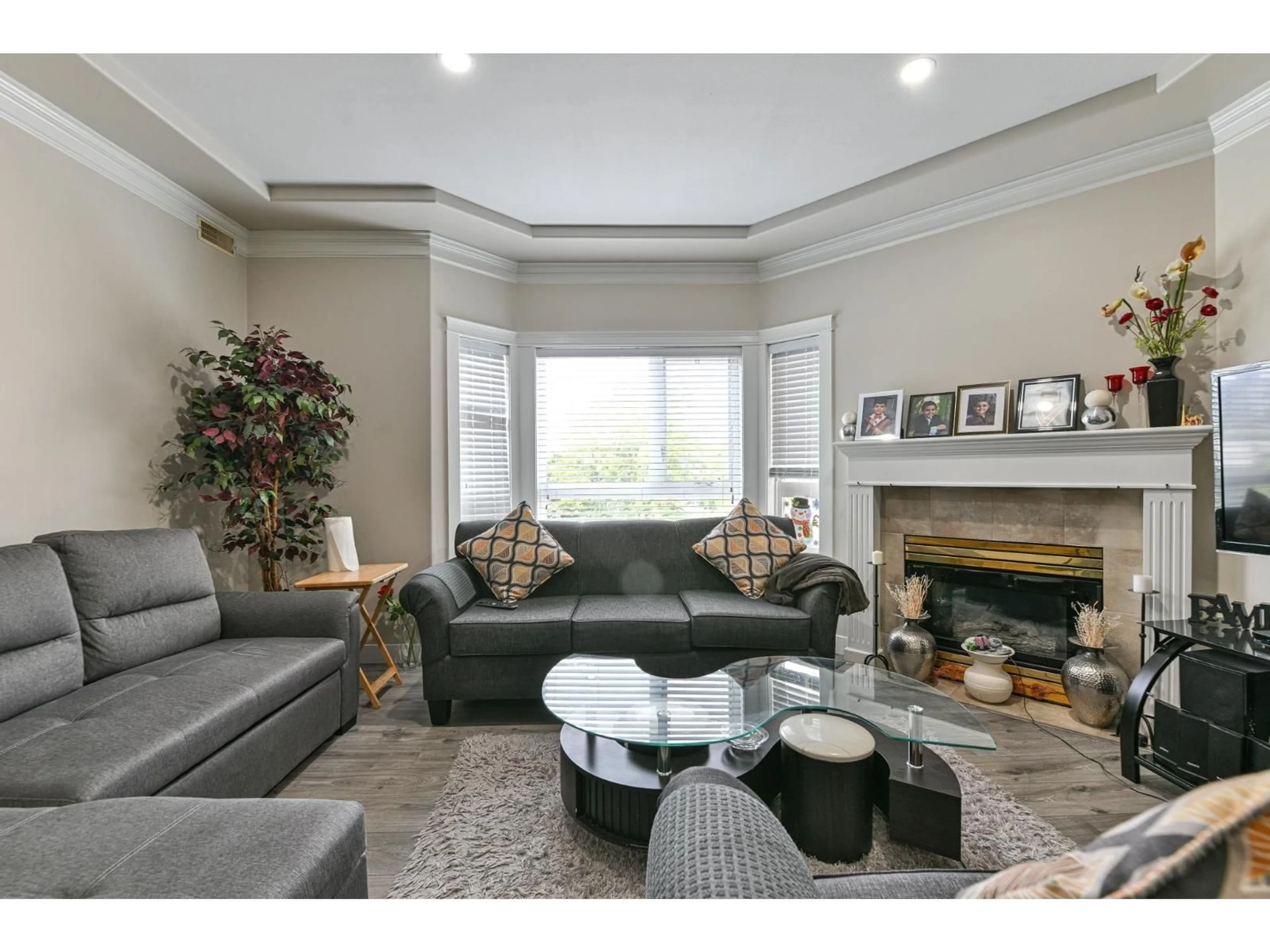 Living room with furniture, unknown for 301 - 8142 120A, Surrey British Columbia V3W0N1