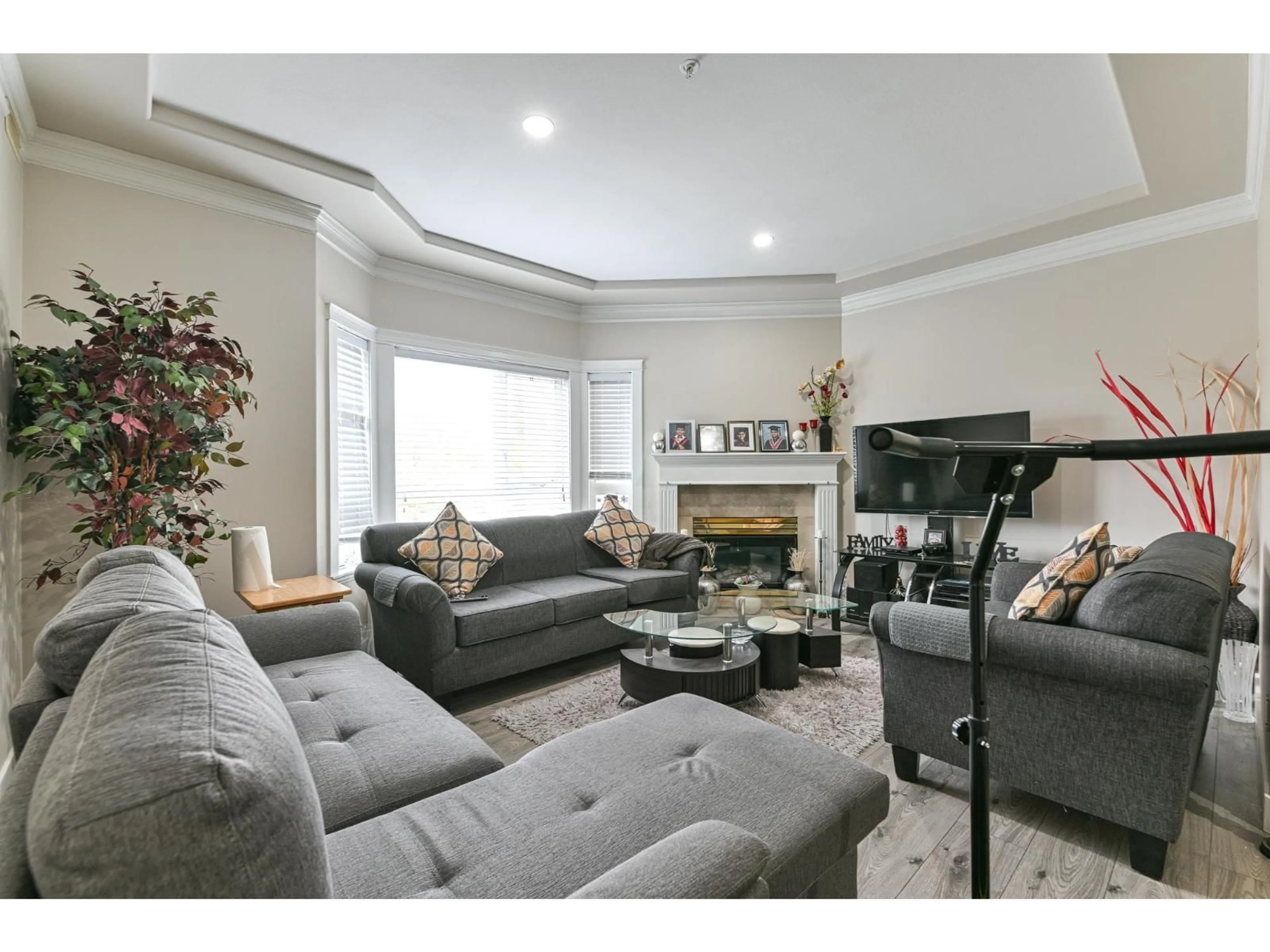 Living room with furniture, unknown for 301 - 8142 120A, Surrey British Columbia V3W0N1