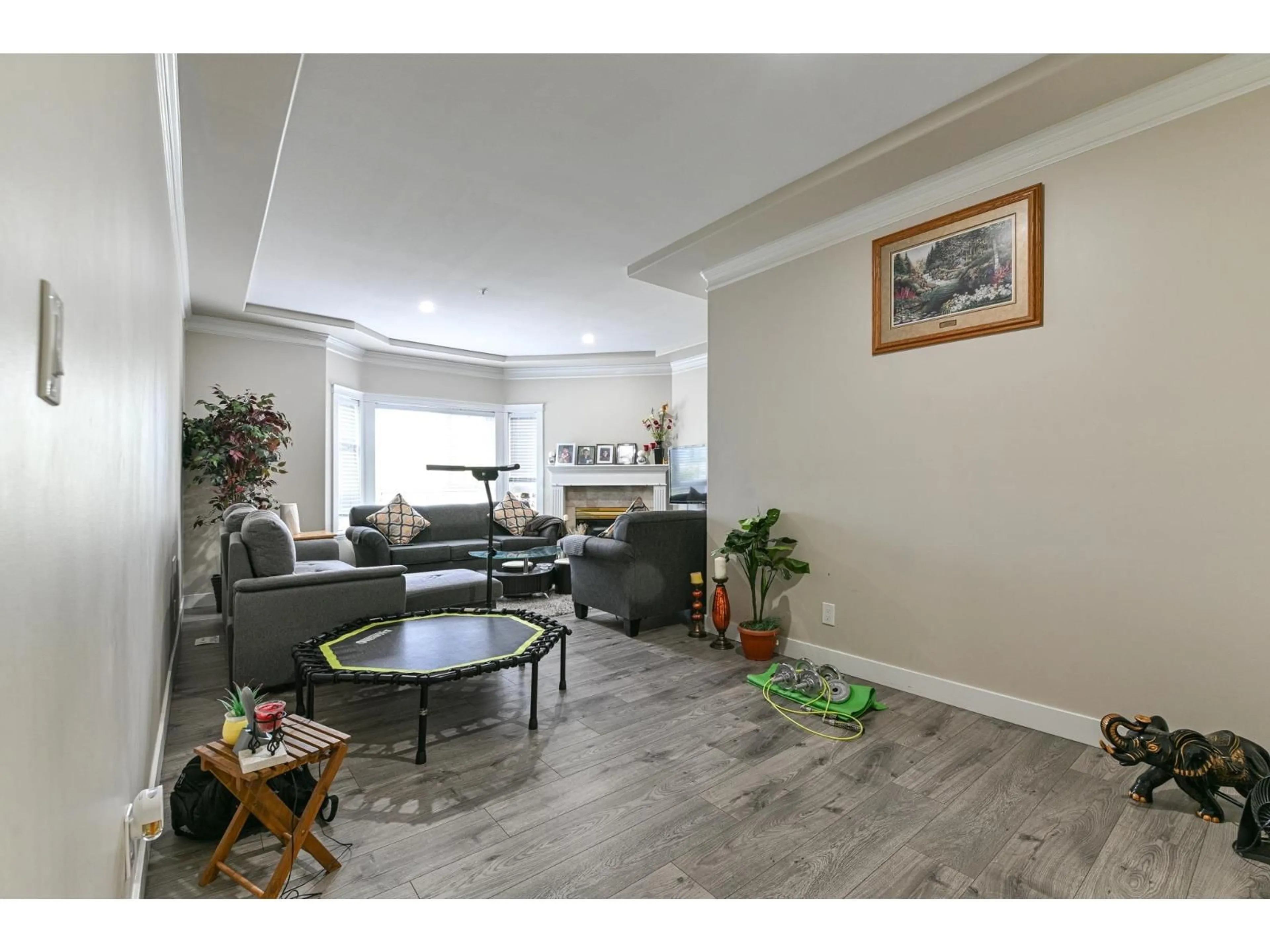 Living room with furniture, unknown for 301 - 8142 120A, Surrey British Columbia V3W0N1