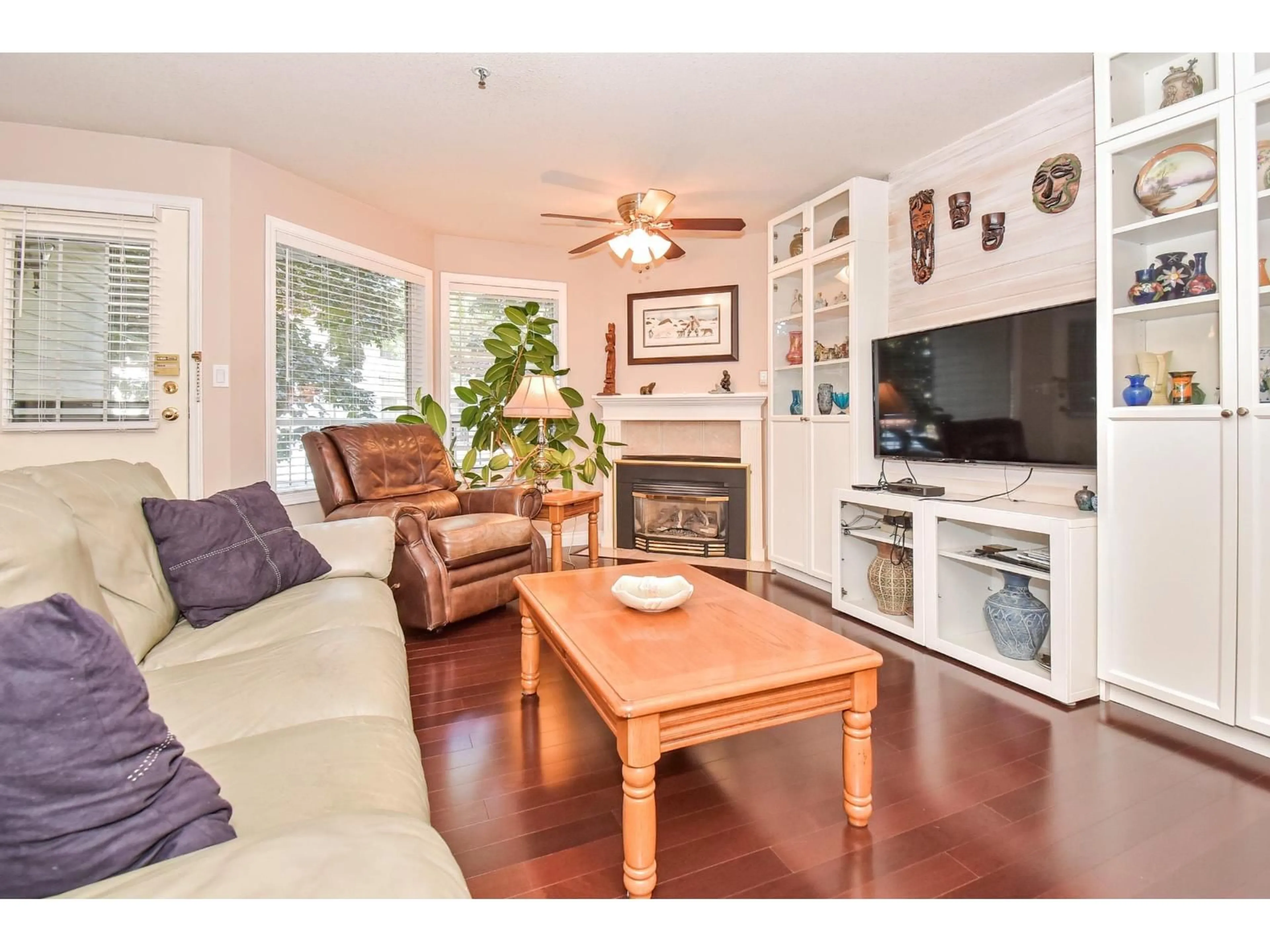 Living room with furniture, wood/laminate floor for 115 - 5710 201, Langley British Columbia V3A8R8