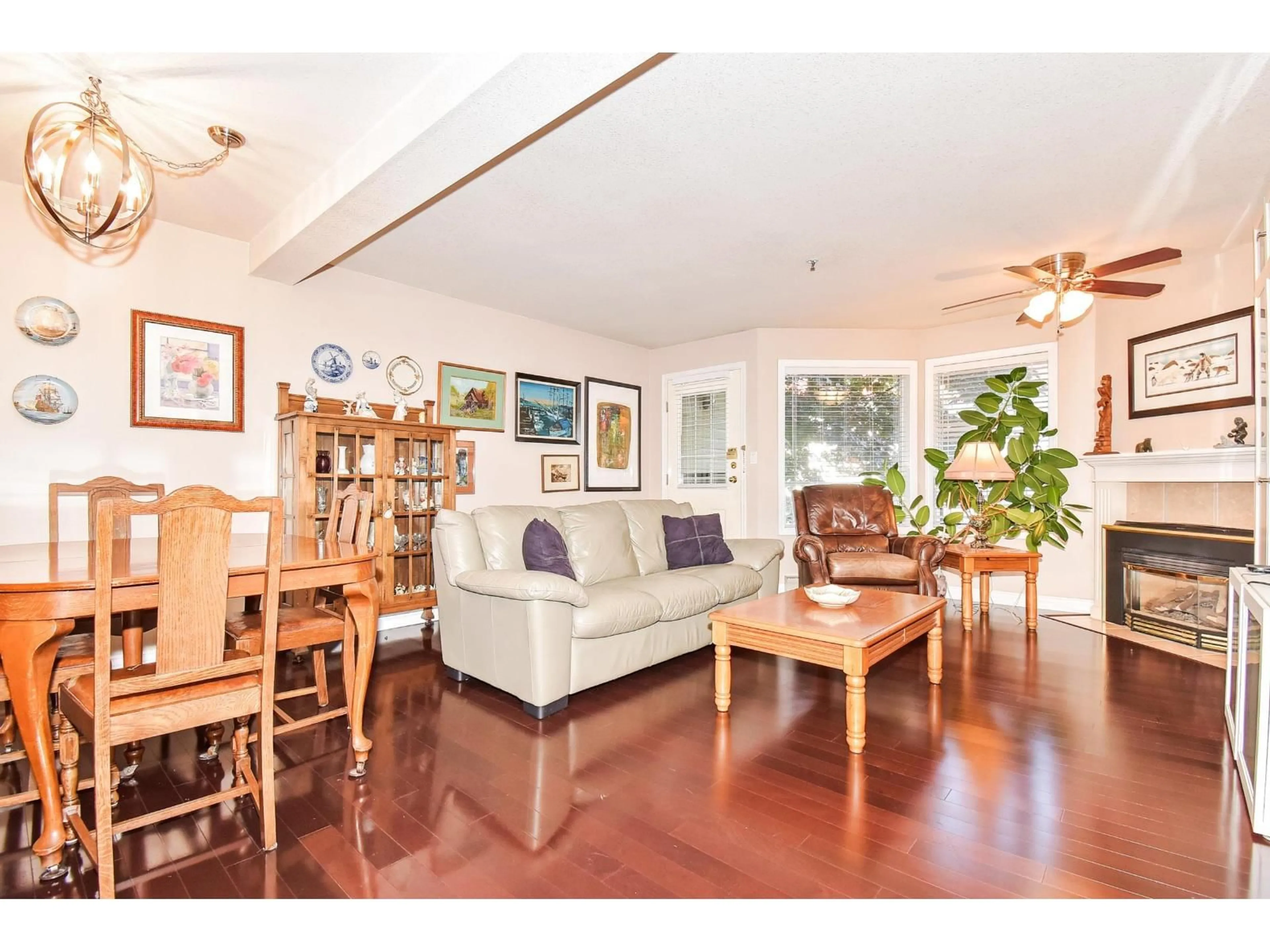 Living room with furniture, wood/laminate floor for 115 - 5710 201, Langley British Columbia V3A8R8