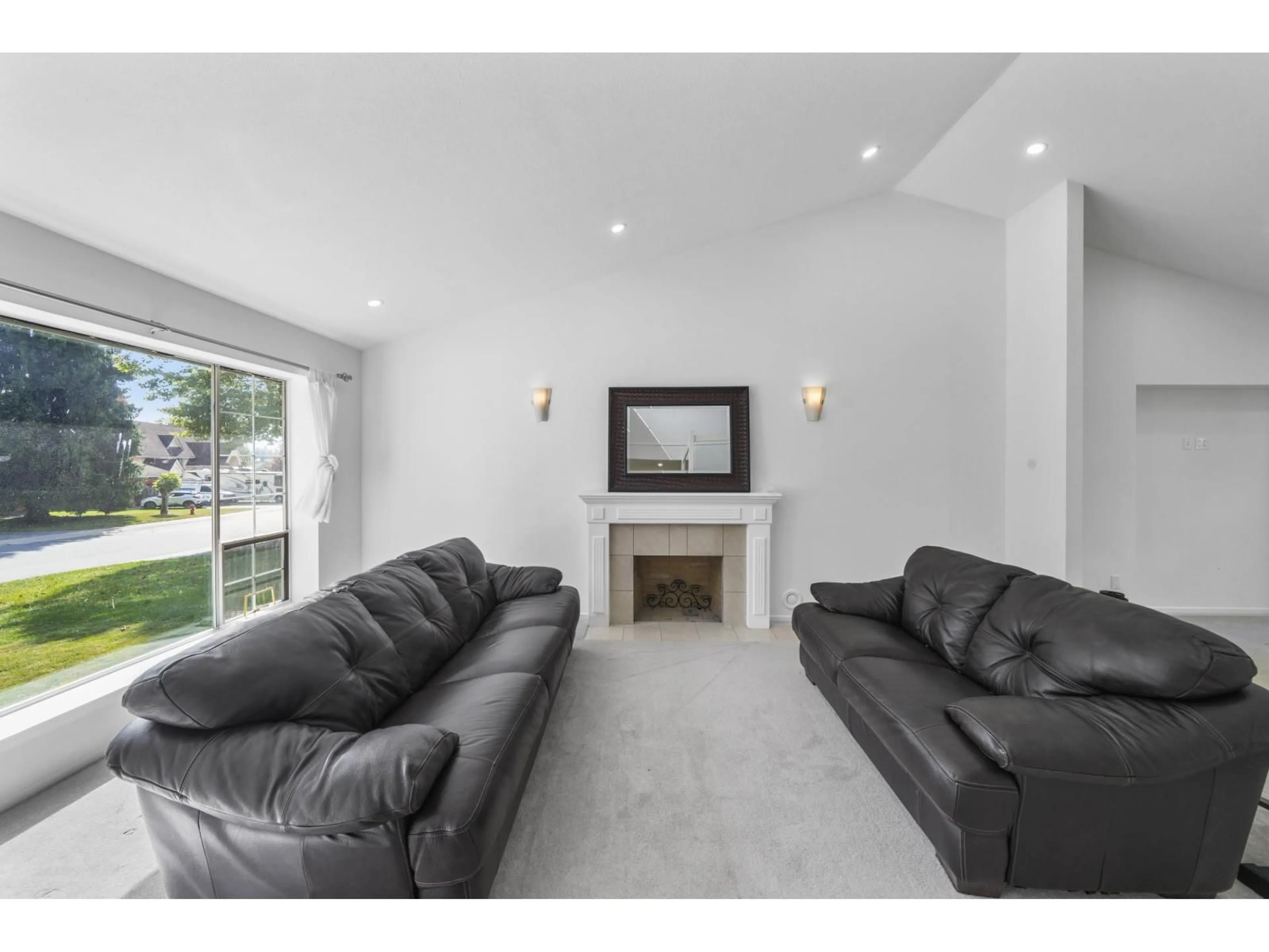 Living room with furniture, unknown for 8623 141, Surrey British Columbia V3W3A9