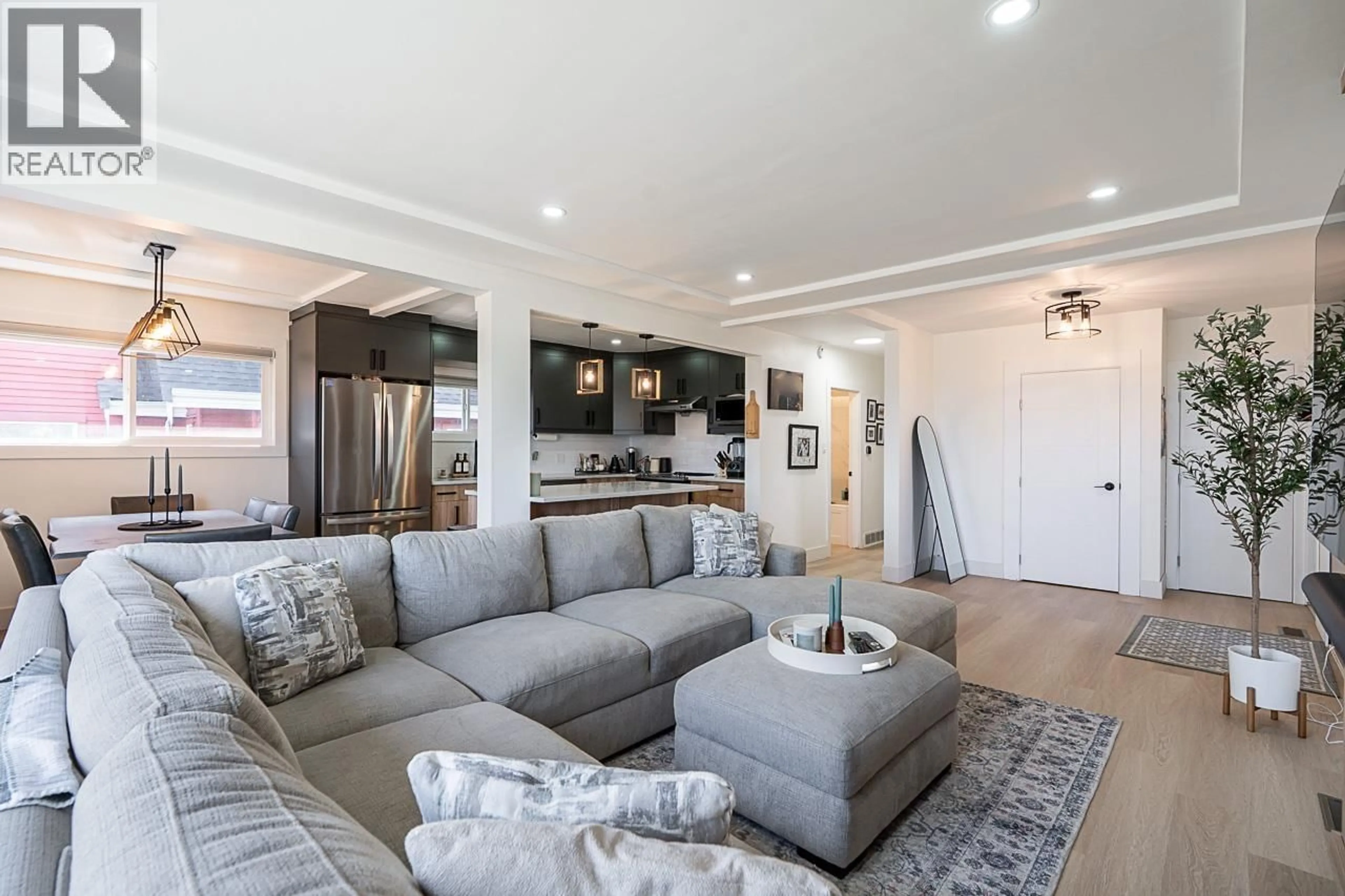 Living room with furniture, unknown for 343 CHURCHILL AVENUE, New Westminster British Columbia V3L4P5