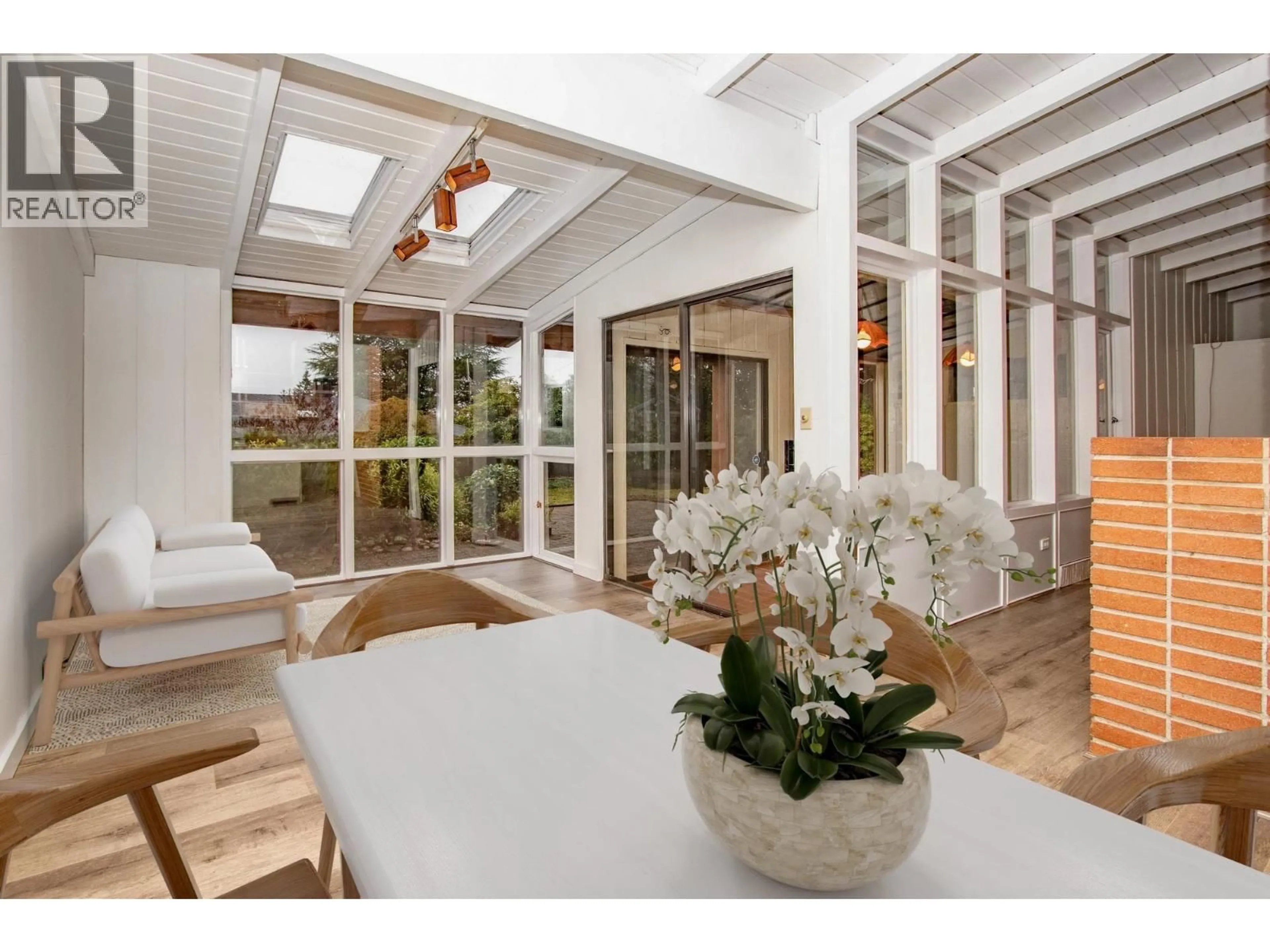 Indoor foyer for 4067 SUNNYCREST DRIVE, North Vancouver British Columbia V7R3E3