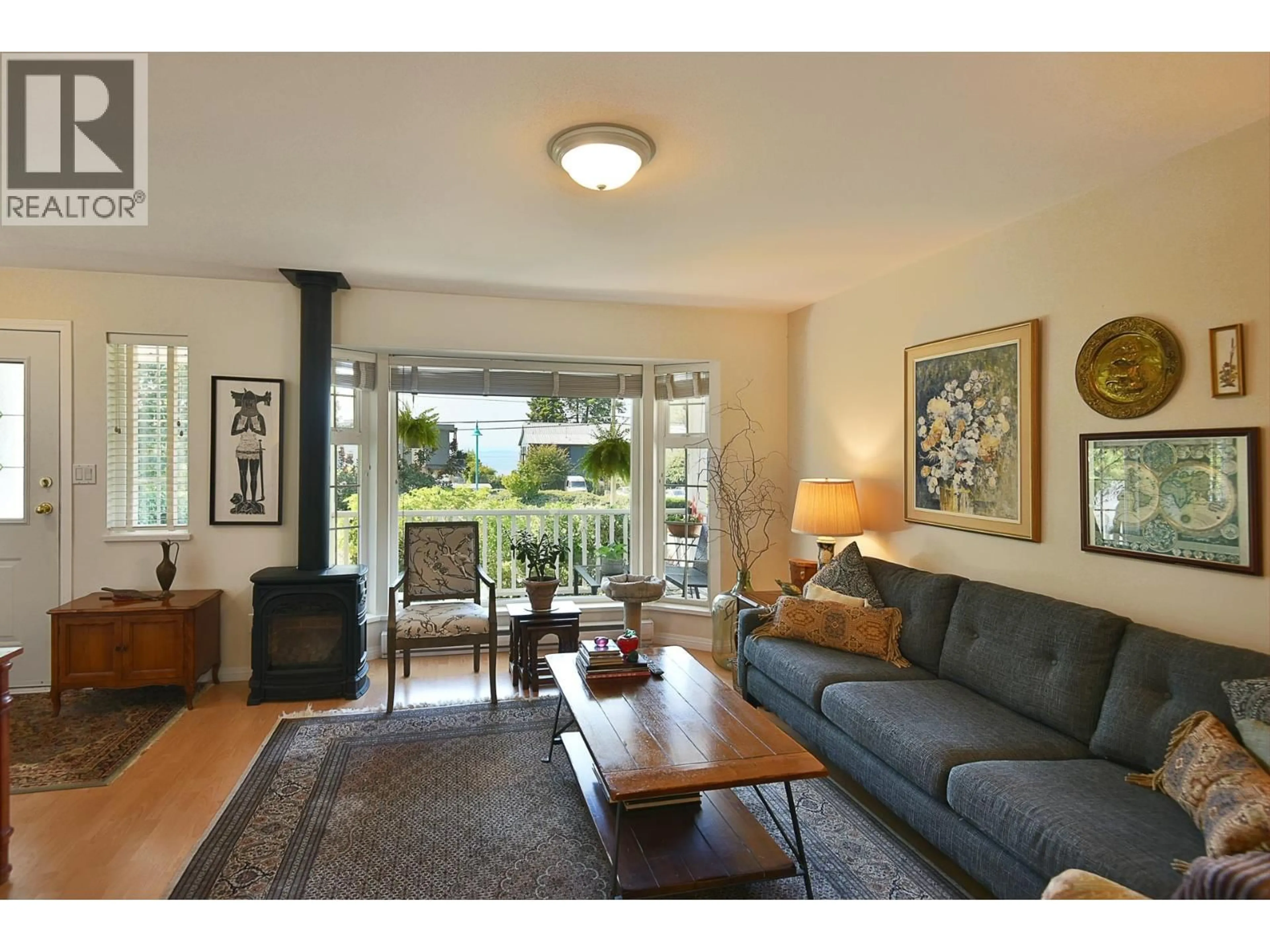 Living room with furniture, wood/laminate floor for 4716 WHITAKER ROAD, Sechelt British Columbia V7Z0E6