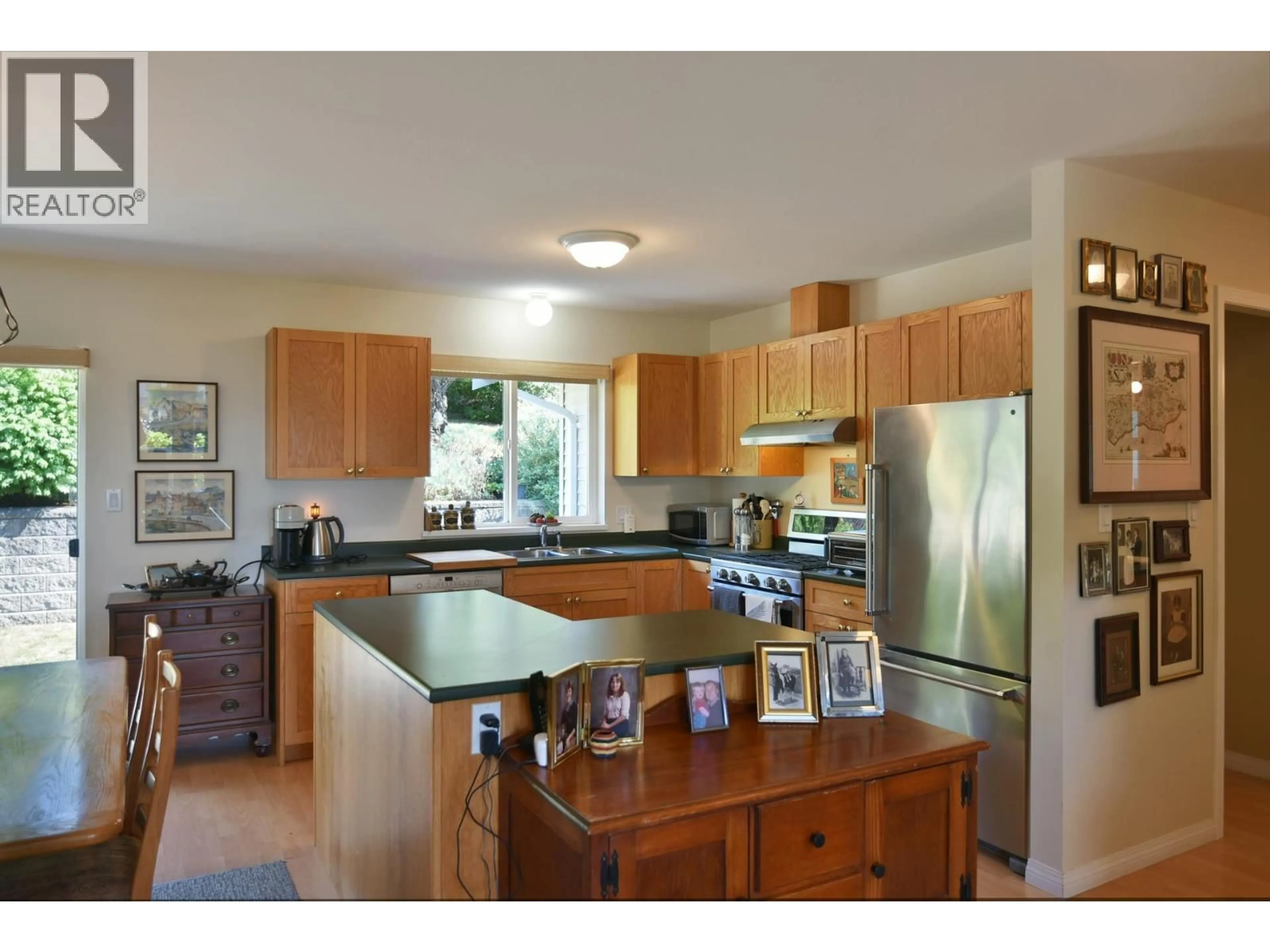 Open concept kitchen, wood/laminate floor for 4716 WHITAKER ROAD, Sechelt British Columbia V7Z0E6