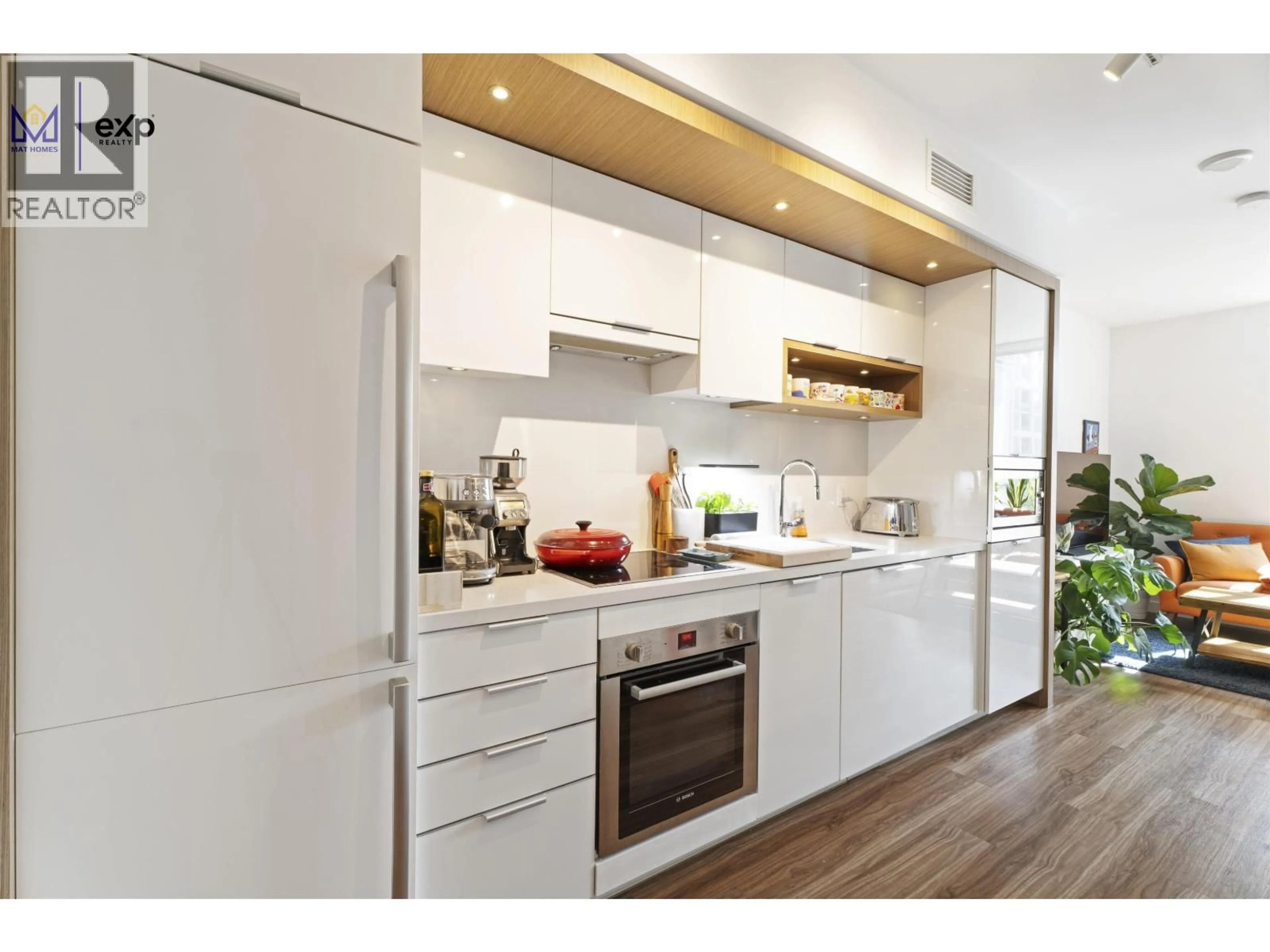 Contemporary kitchen, wood/laminate floor for 406 - 1661 QUEBEC STREET, Vancouver British Columbia V6A0H2