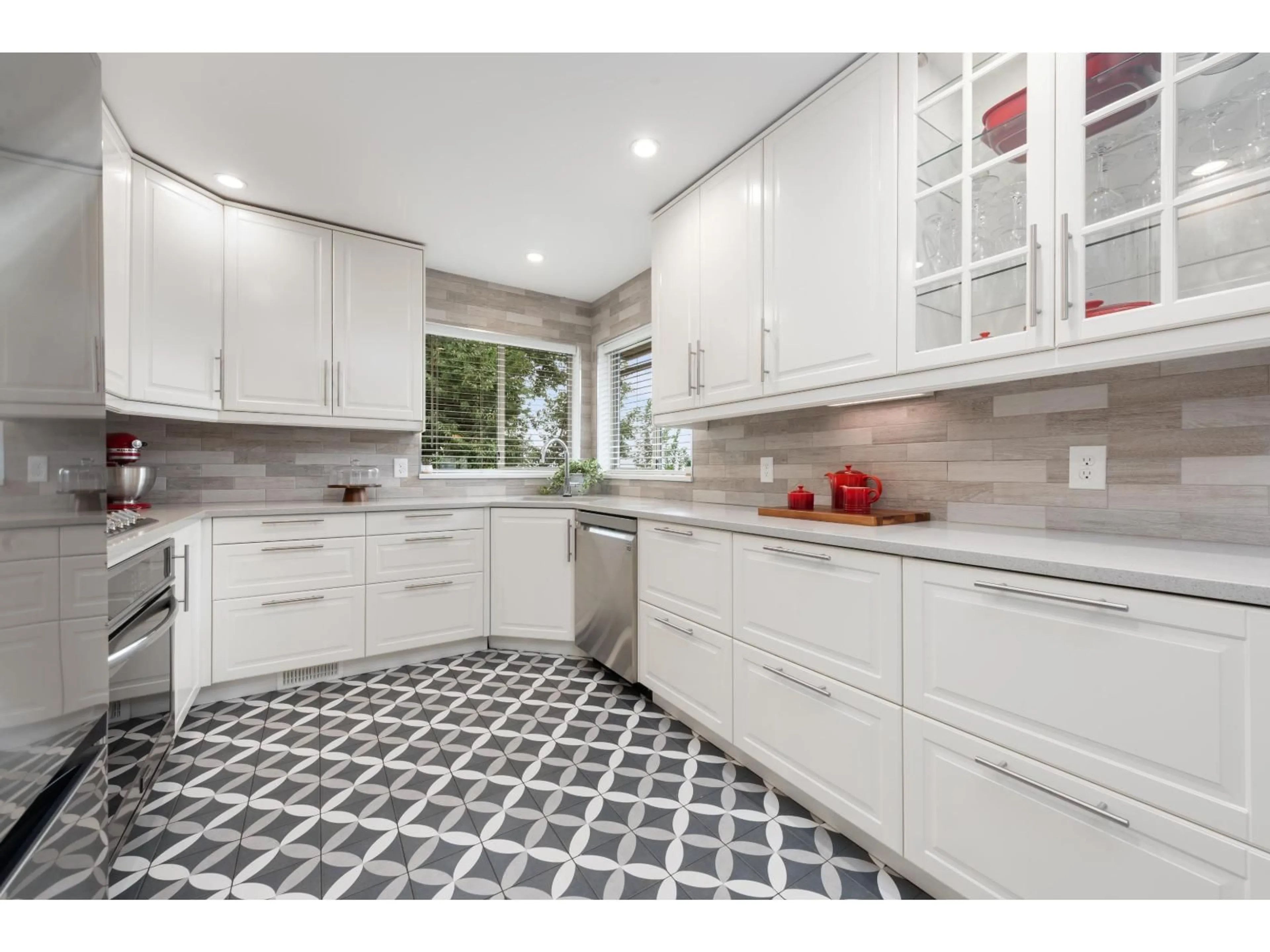 Contemporary kitchen, ceramic/tile floor for 2898 MOUNTVIEW, Abbotsford British Columbia V2S6R2