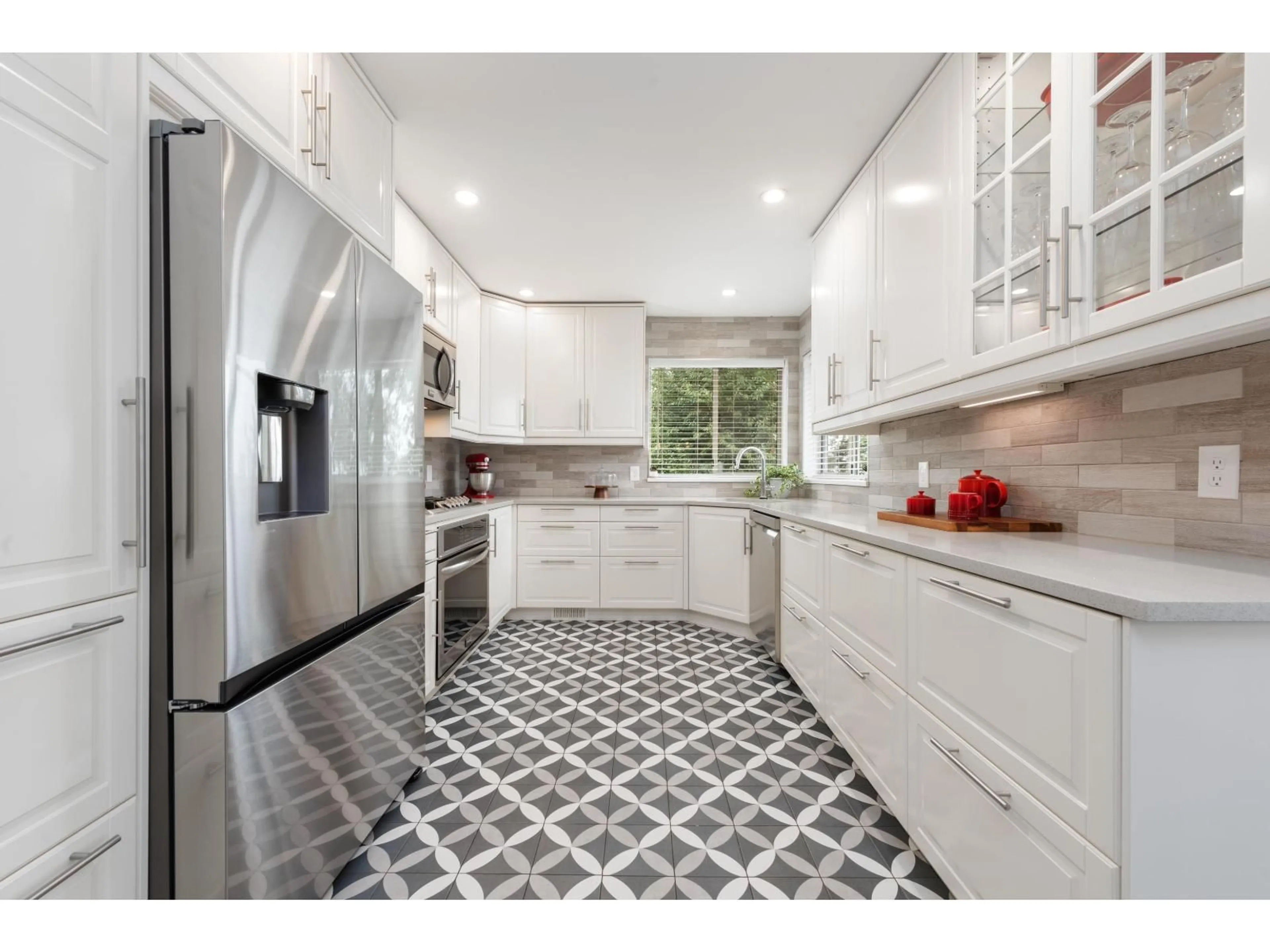 Contemporary kitchen, ceramic/tile floor for 2898 MOUNTVIEW, Abbotsford British Columbia V2S6R2