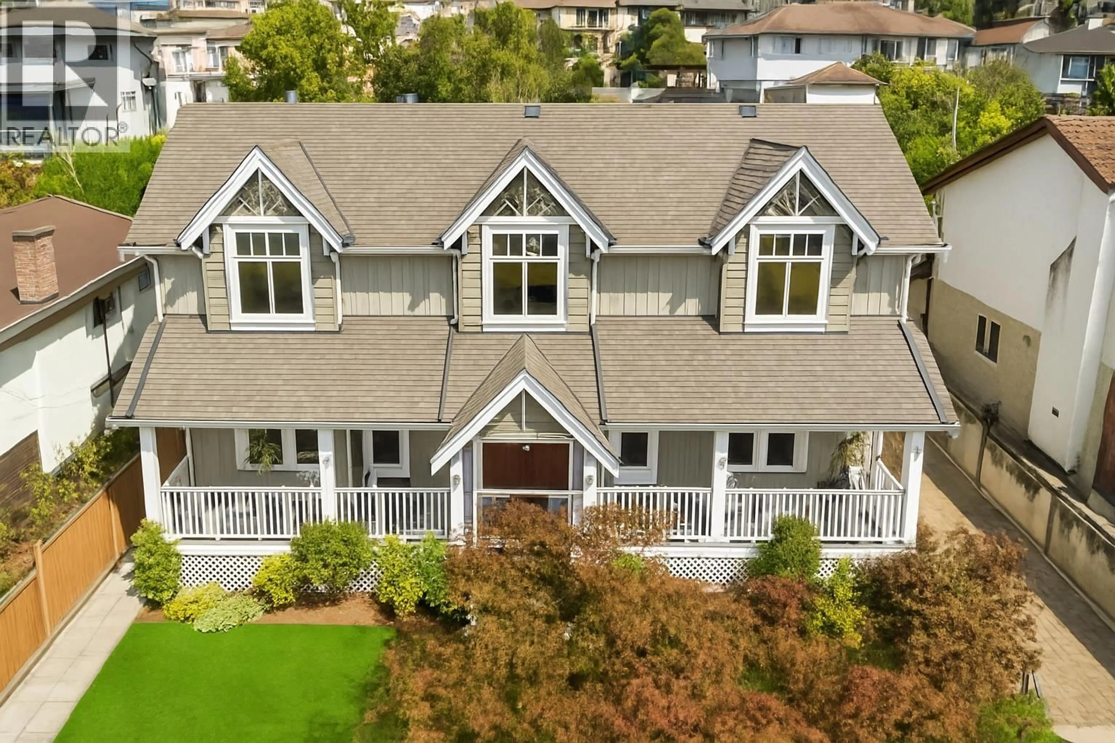 A pic from outside/outdoor area/front of a property/back of a property/a pic from drone, unknown for 5617 UNION STREET, Burnaby British Columbia V5B1W6