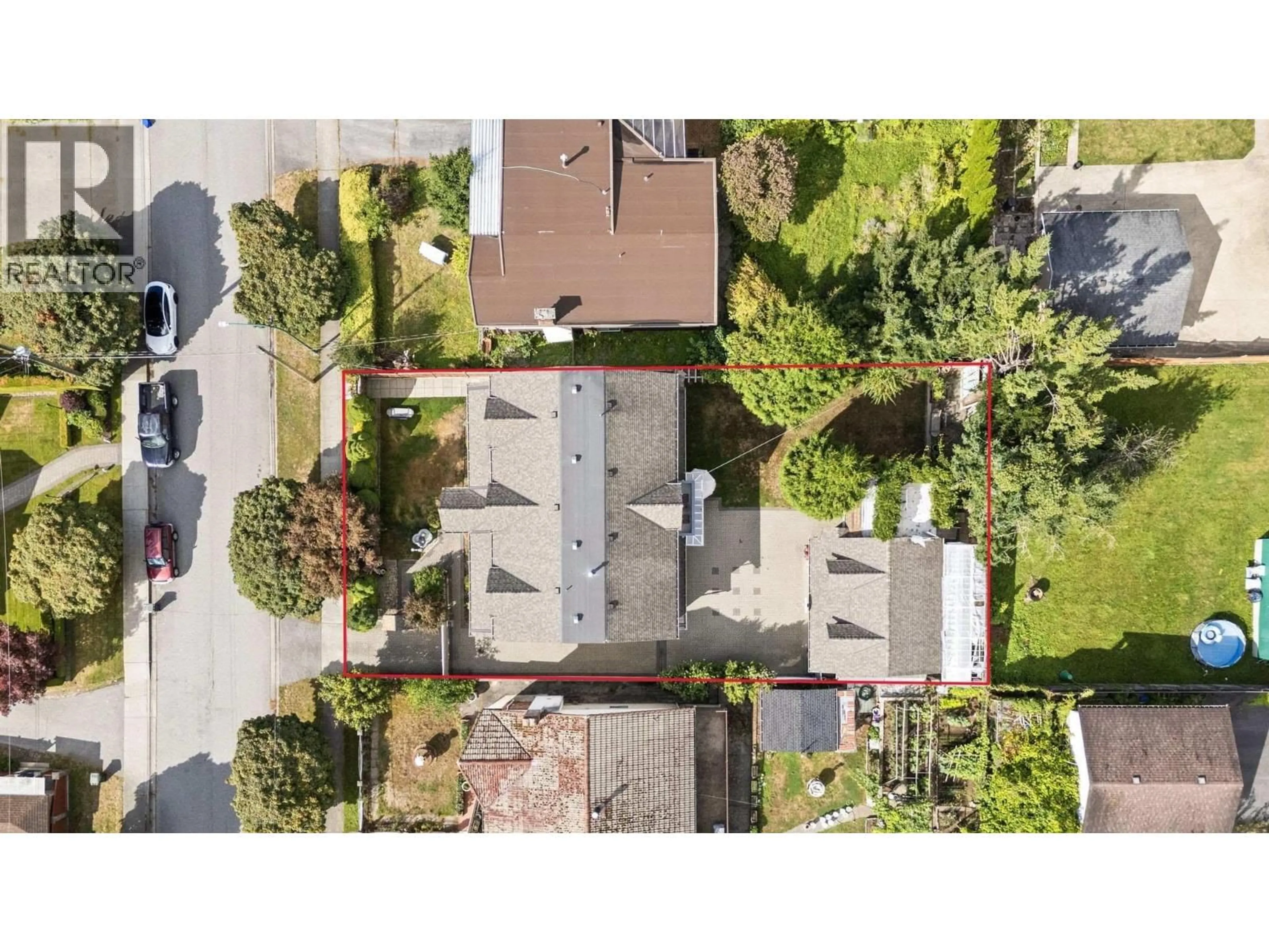 A pic from outside/outdoor area/front of a property/back of a property/a pic from drone, street for 5617 UNION STREET, Burnaby British Columbia V5B1W6