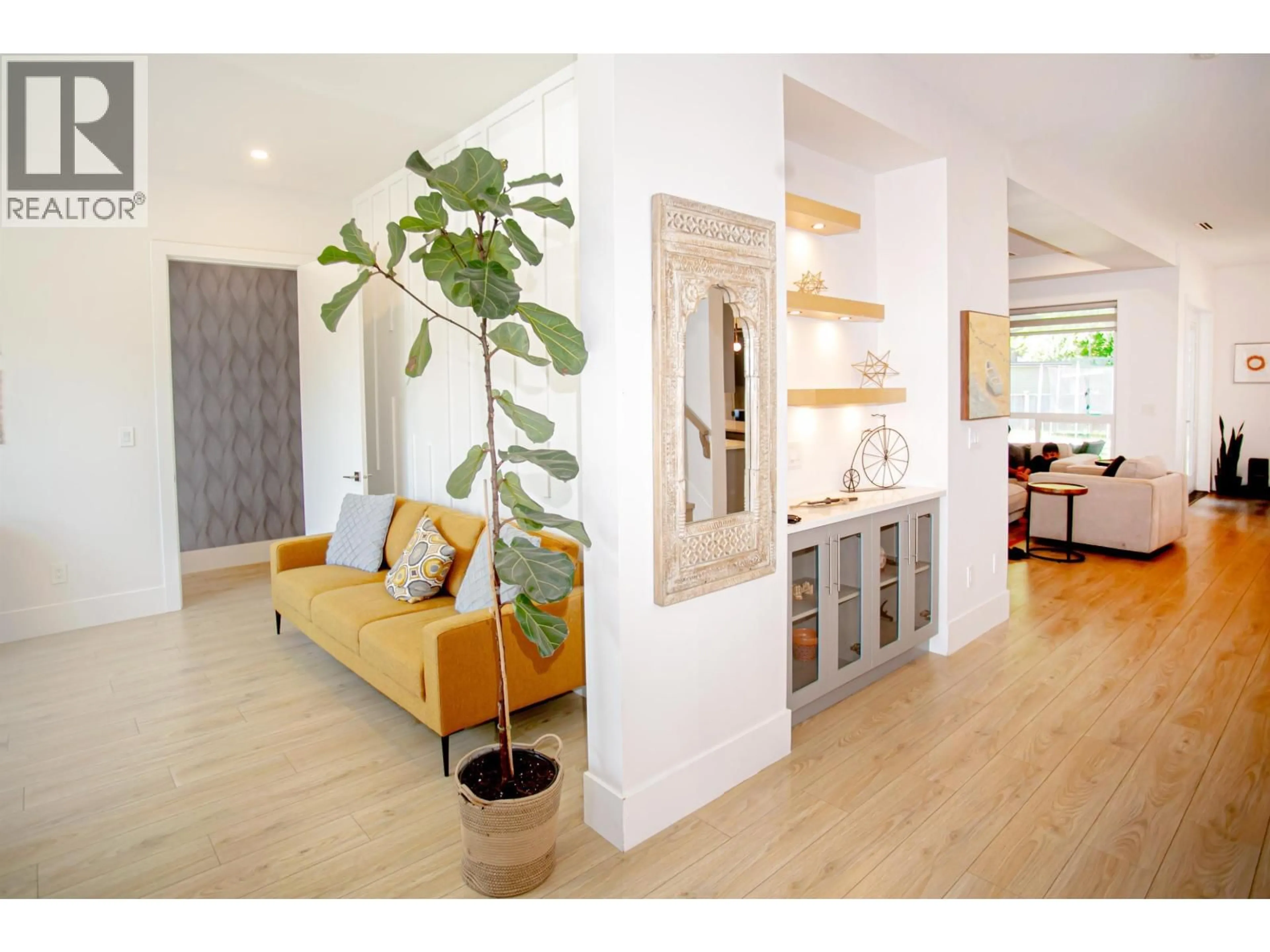 Indoor entryway for 21661 RIDGEWAY CRESCENT, Maple Ridge British Columbia V2X3Z6