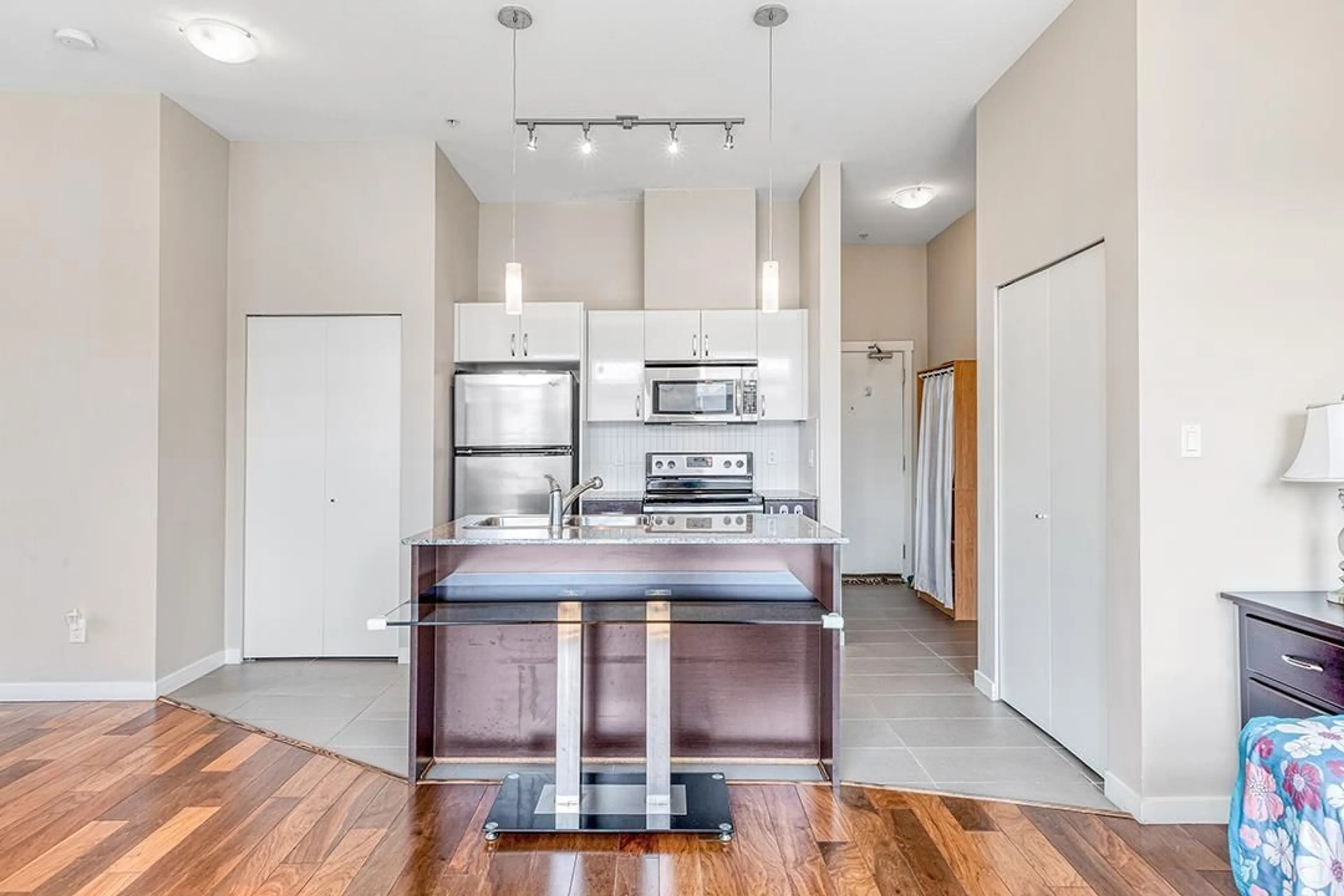 Open concept kitchen, unknown for 521 - 13728 108, Surrey British Columbia V3T0G2