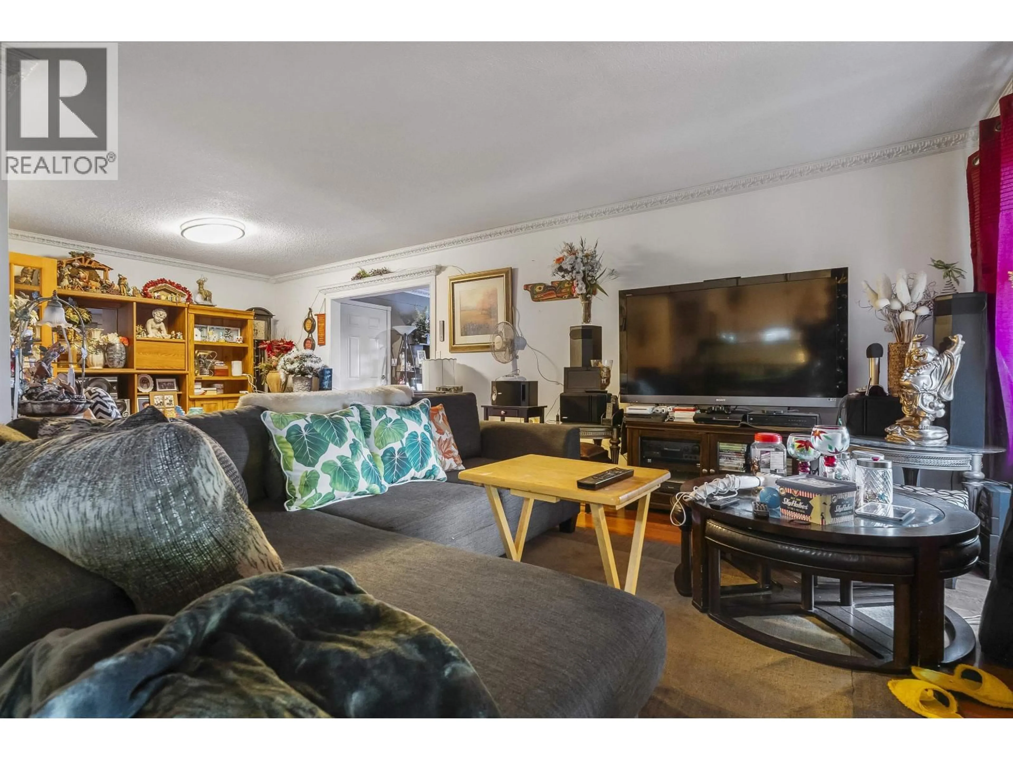 Living room with furniture, wood/laminate floor for 3106 MARINER WAY, Coquitlam British Columbia V3C3T3