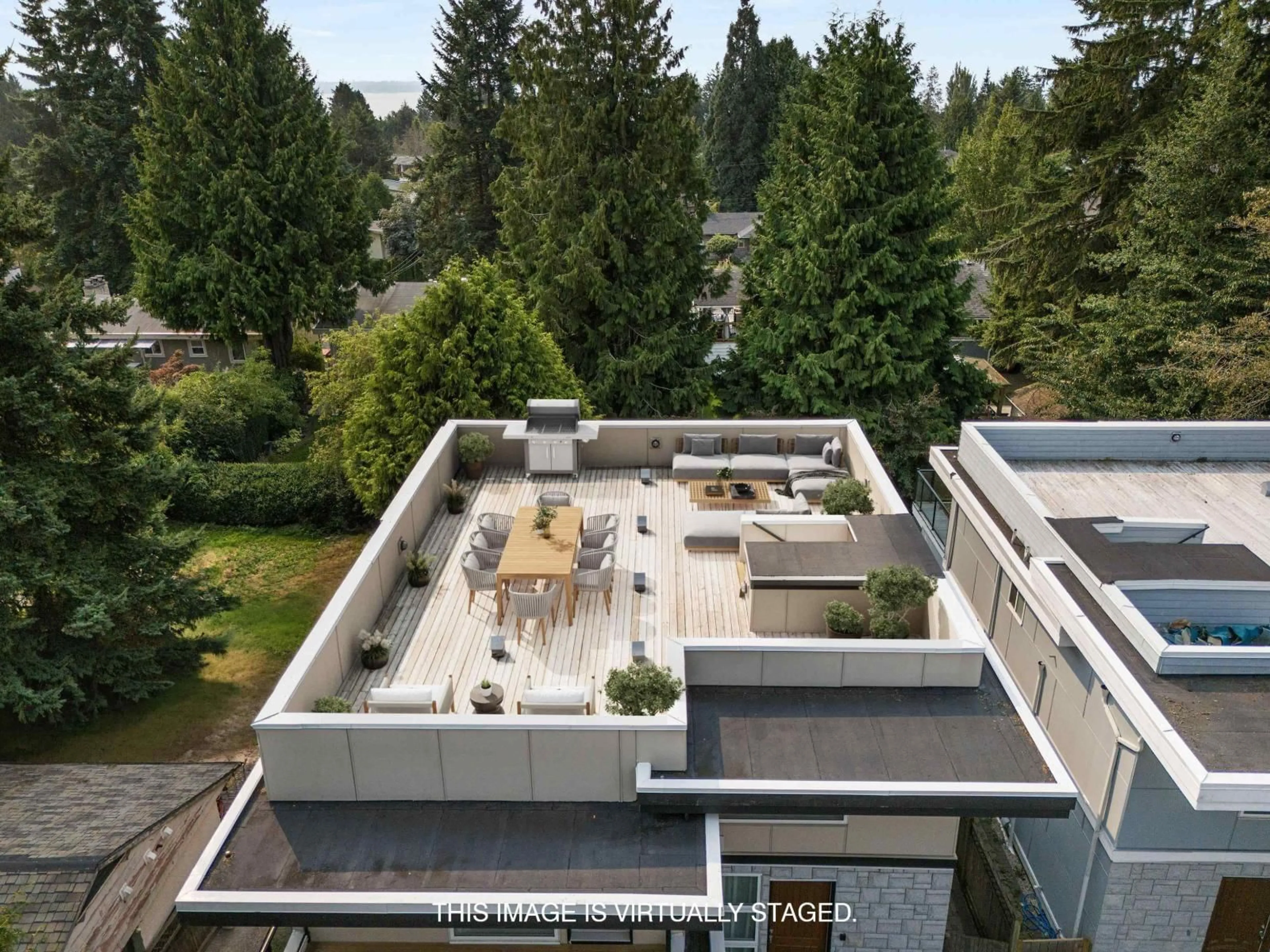 A pic from outside/outdoor area/front of a property/back of a property/a pic from drone, unknown for 13766 NORTH BLUFF, White Rock British Columbia V4B3B9