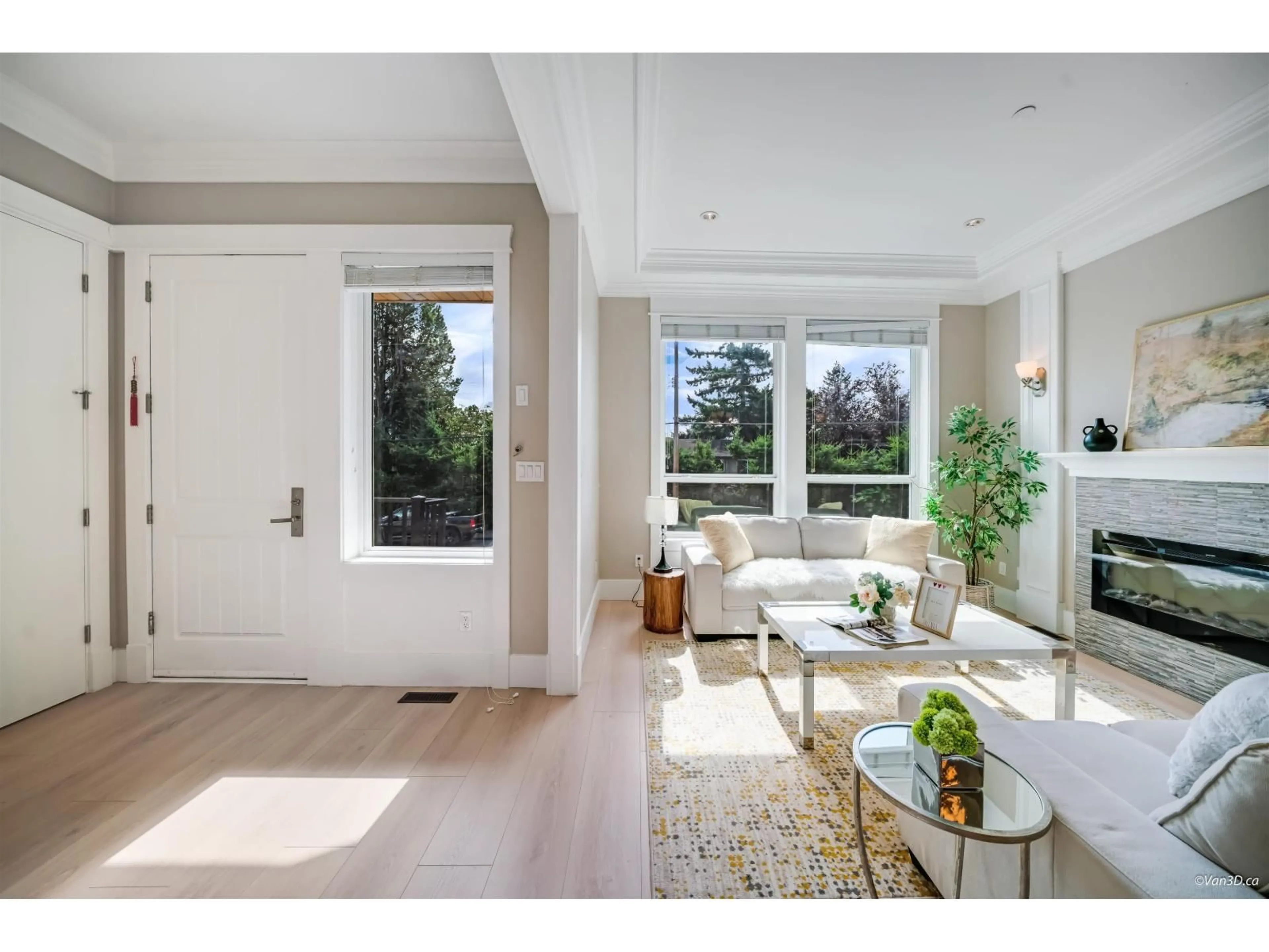 Indoor entryway for 3 - 1426 FINLAY, White Rock British Columbia V4B4L5