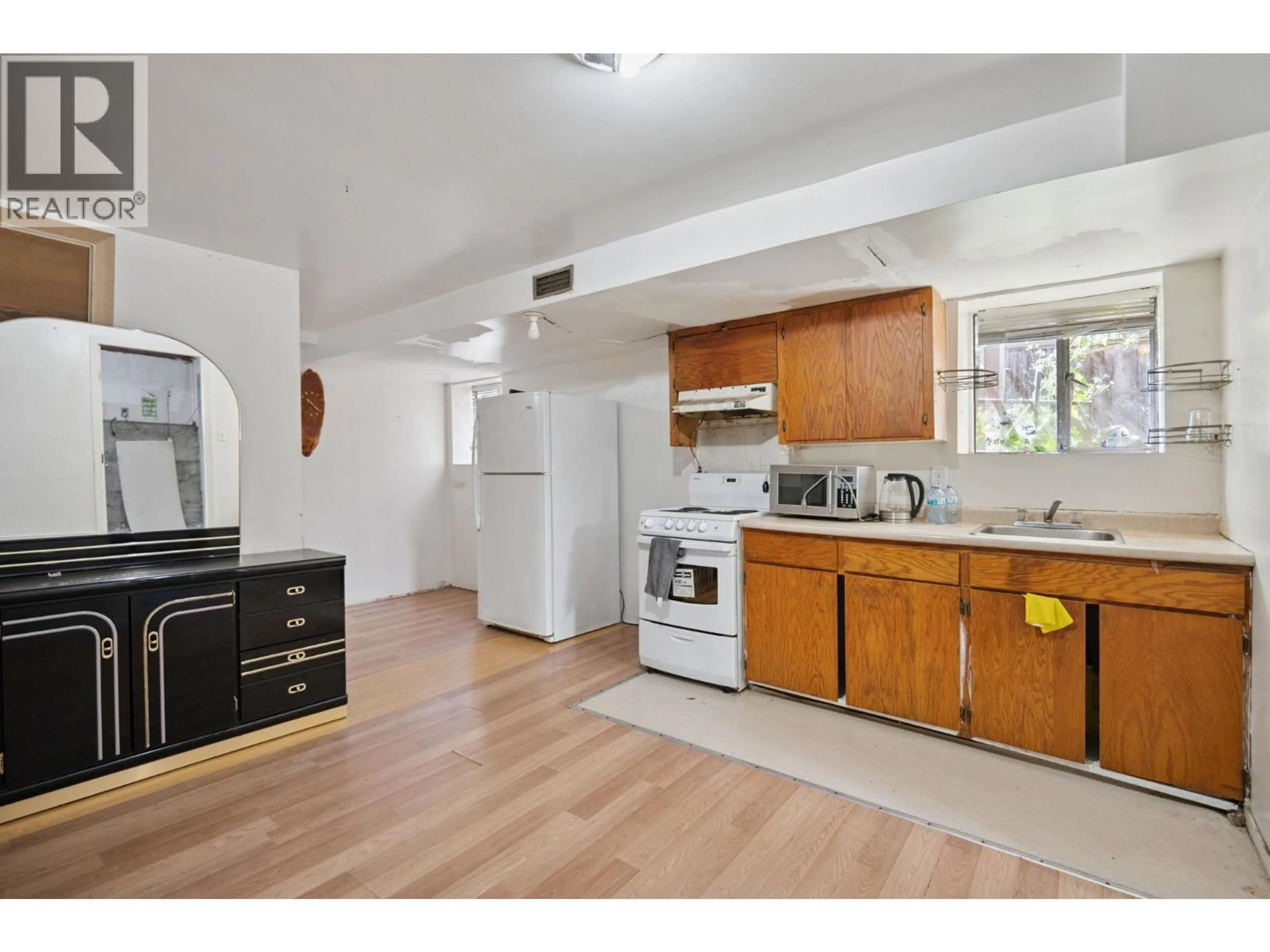 Standard kitchen, wood/laminate floor for 4587 KNIGHT STREET, Vancouver British Columbia V5N3M8
