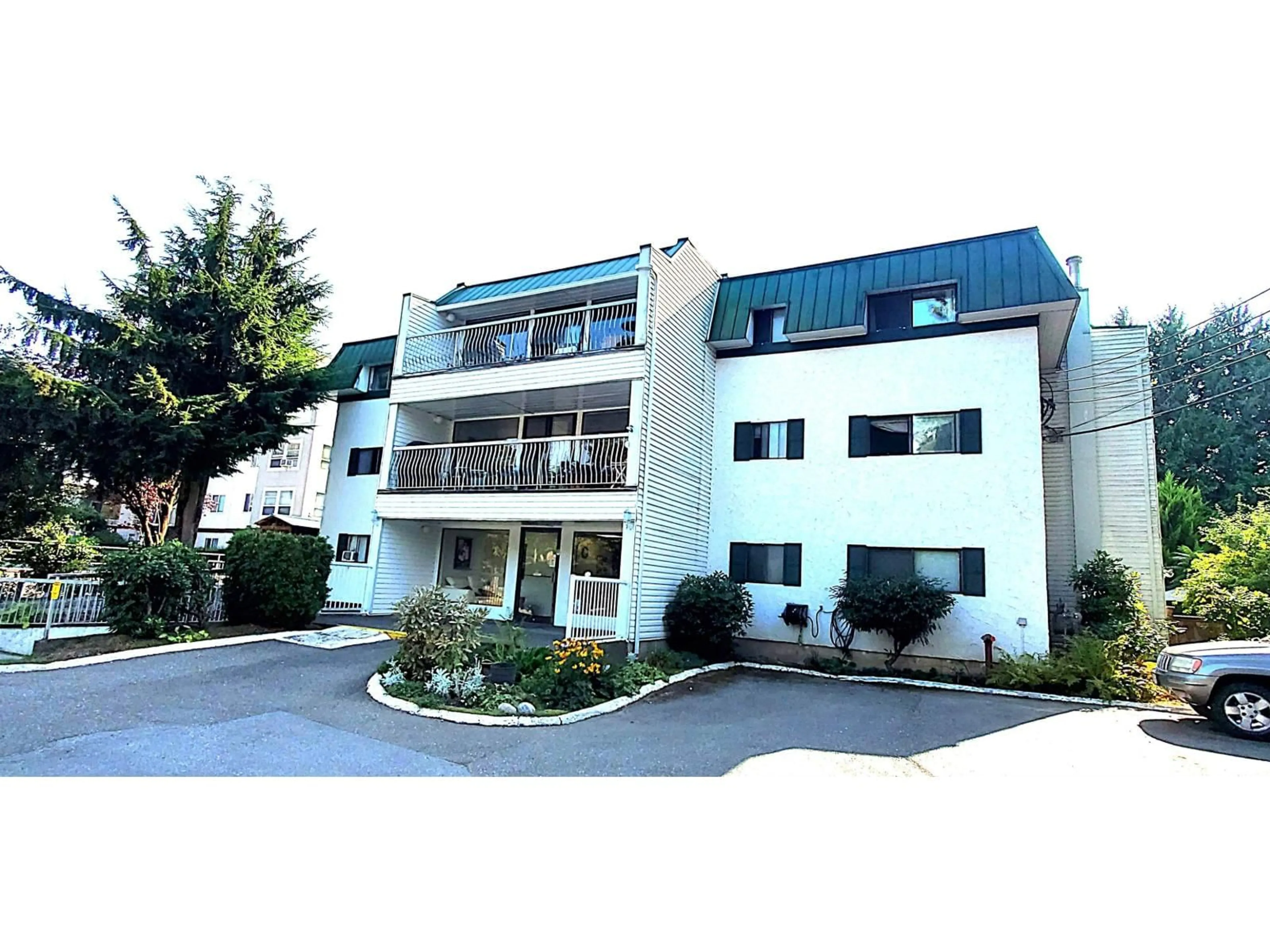 A pic from outside/outdoor area/front of a property/back of a property/a pic from drone, building for 202 - 33464 GEORGE FERGUSON, Abbotsford British Columbia V2S2L8
