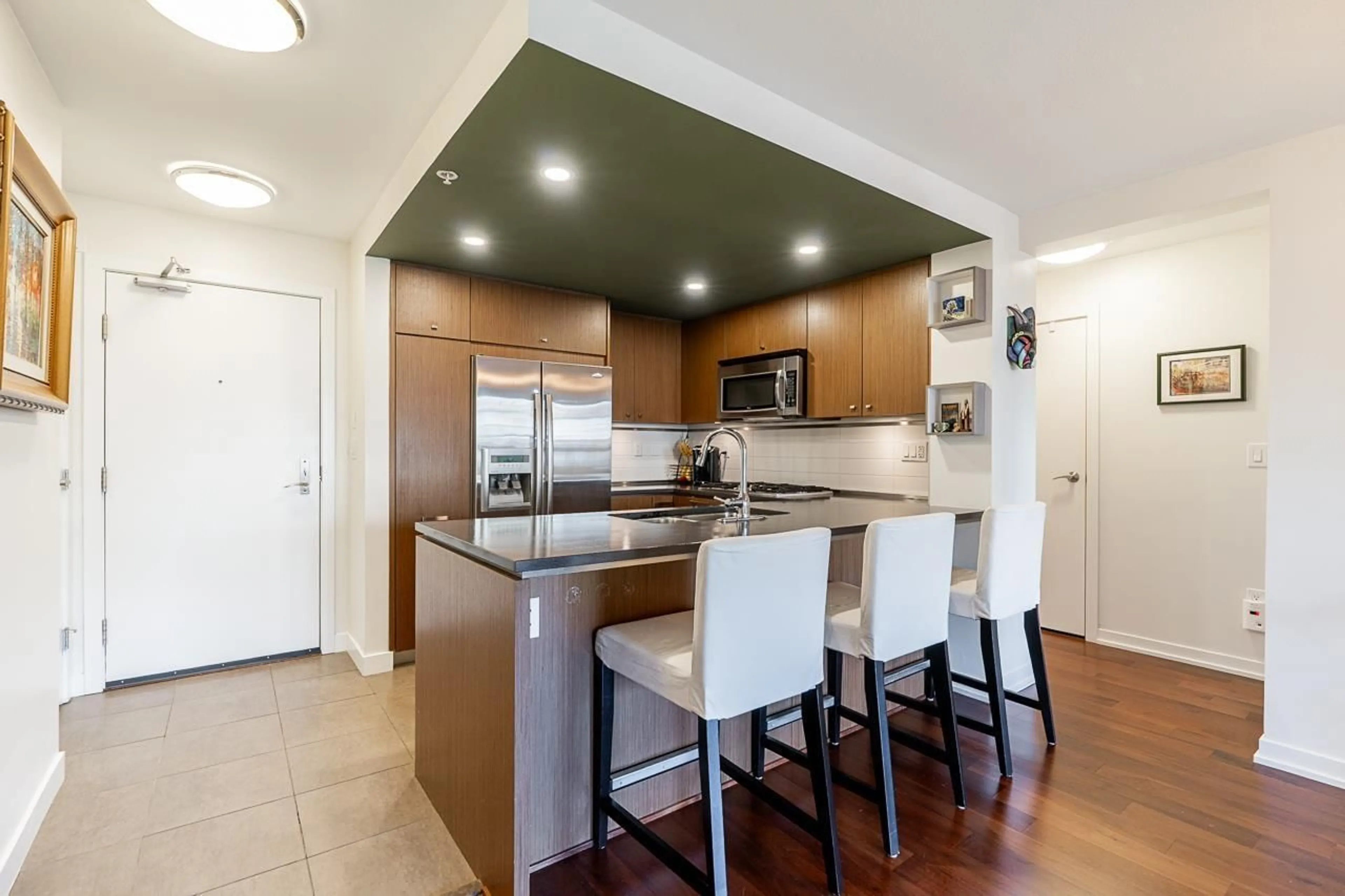 Open concept kitchen, ceramic/tile floor for 203 - 2950 KING GEORGE, Surrey British Columbia V4P0E5
