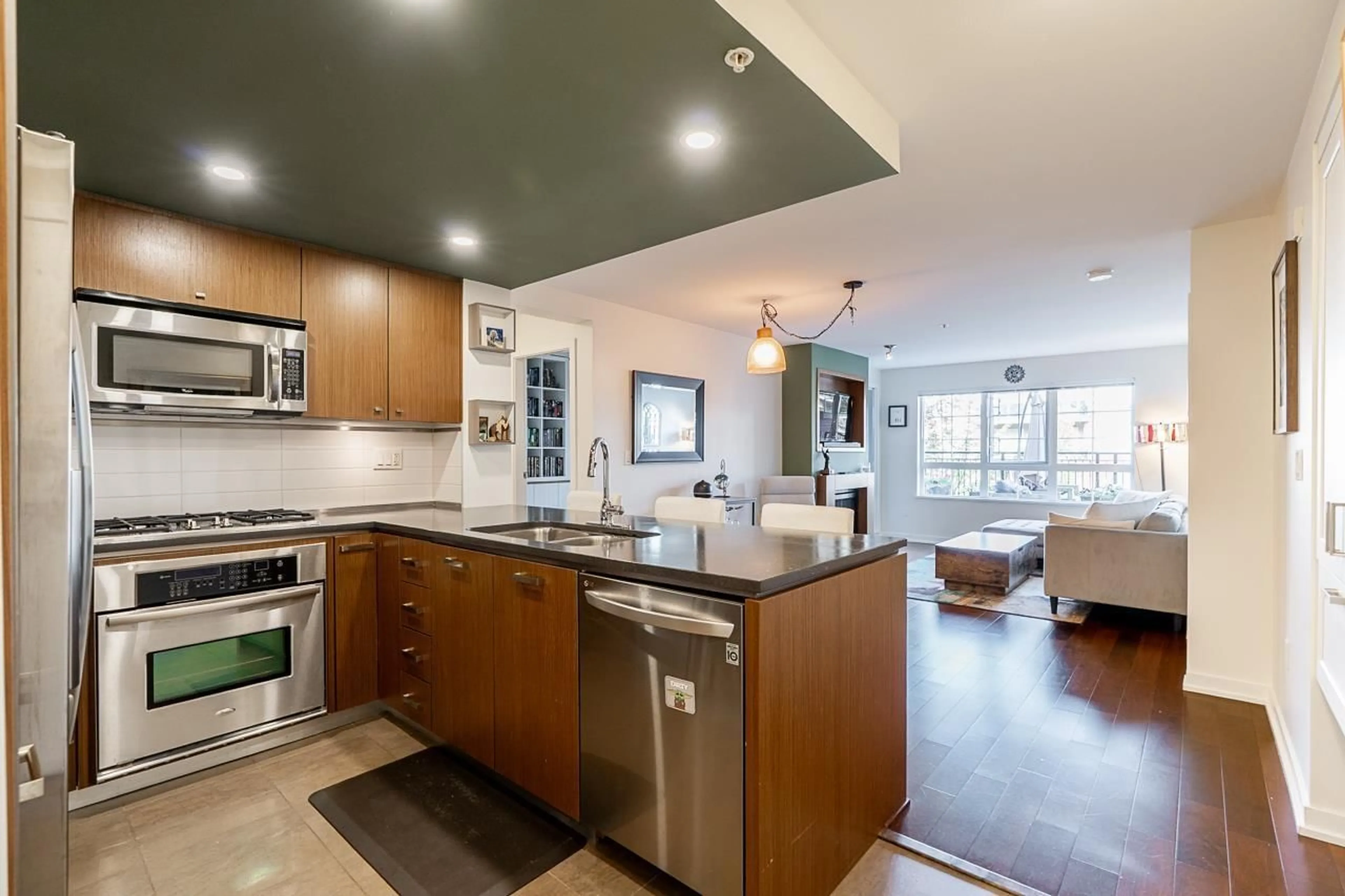 Open concept kitchen, ceramic/tile floor for 203 - 2950 KING GEORGE, Surrey British Columbia V4P0E5