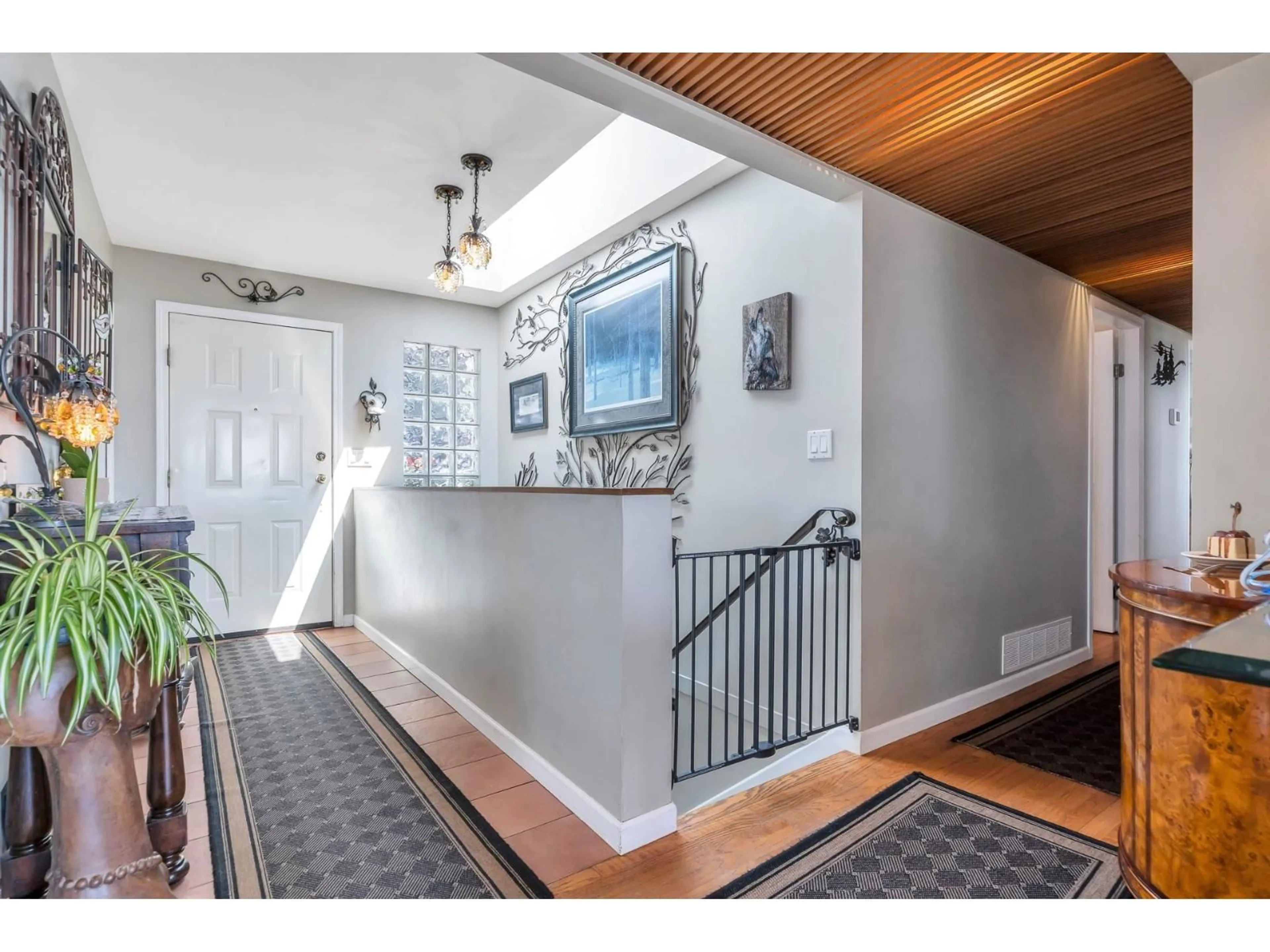 Indoor entryway for 14810 PROSPECT, Surrey British Columbia V4B2B1