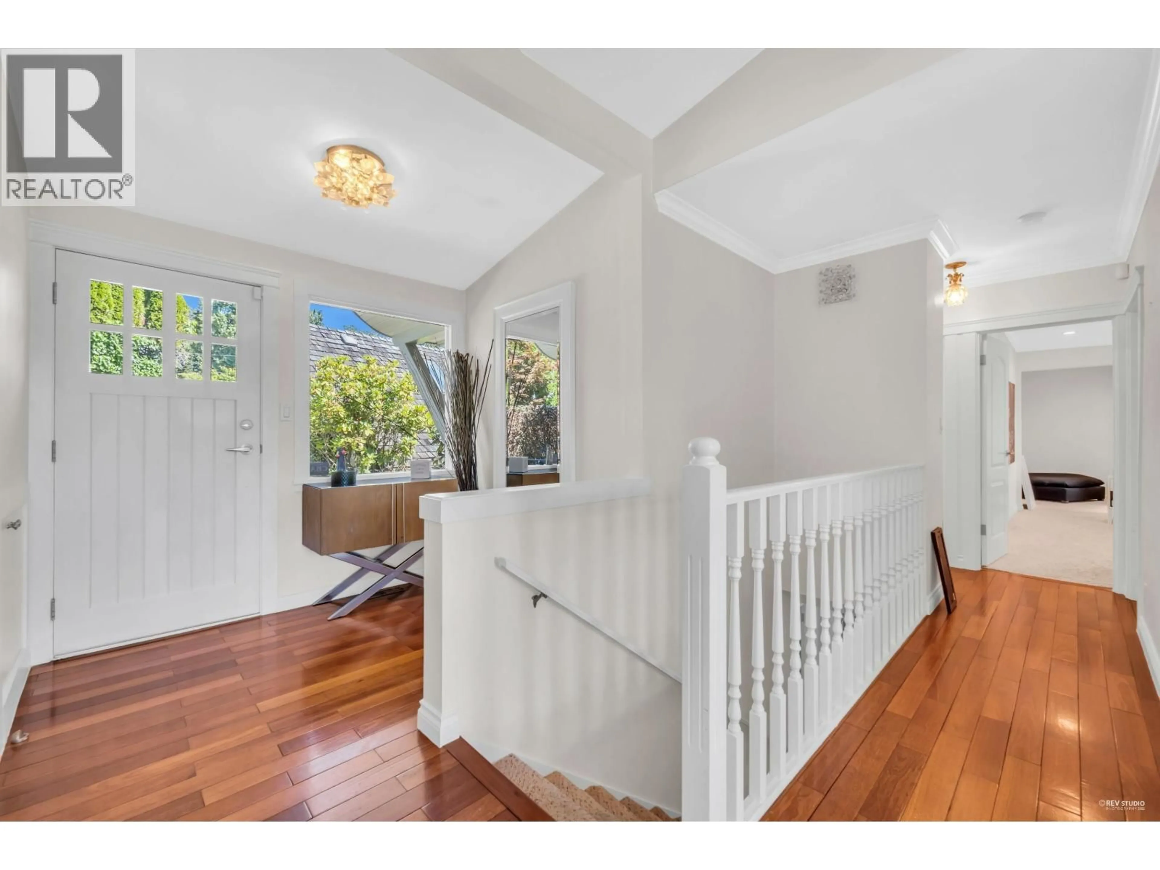 Indoor entryway for 2085 WESTDEAN CRESCENT, West Vancouver British Columbia V7V4A1