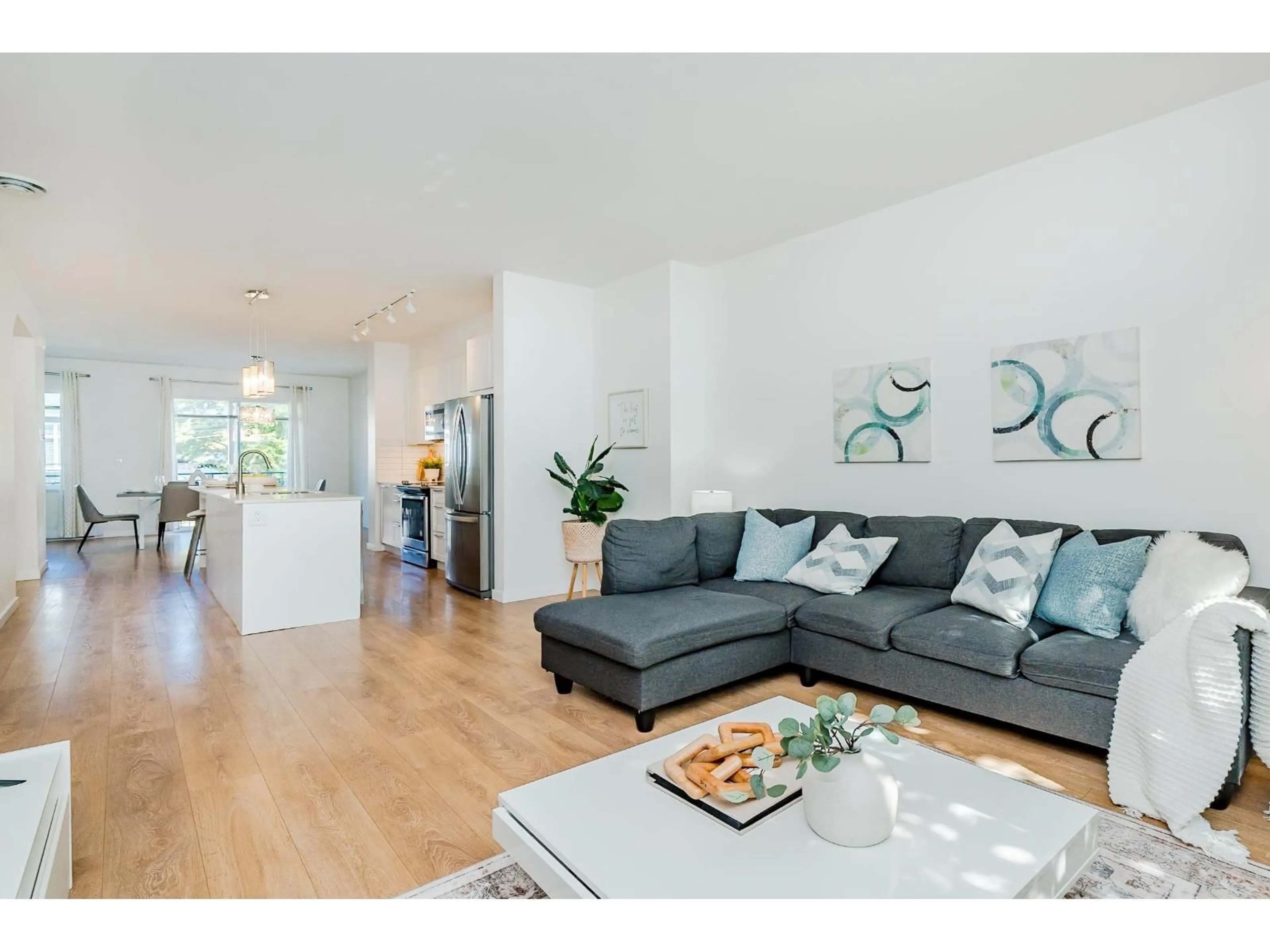 Living room with furniture, wood/laminate floor for 601 - 18505 LAURENSEN, Surrey British Columbia V4N6R8