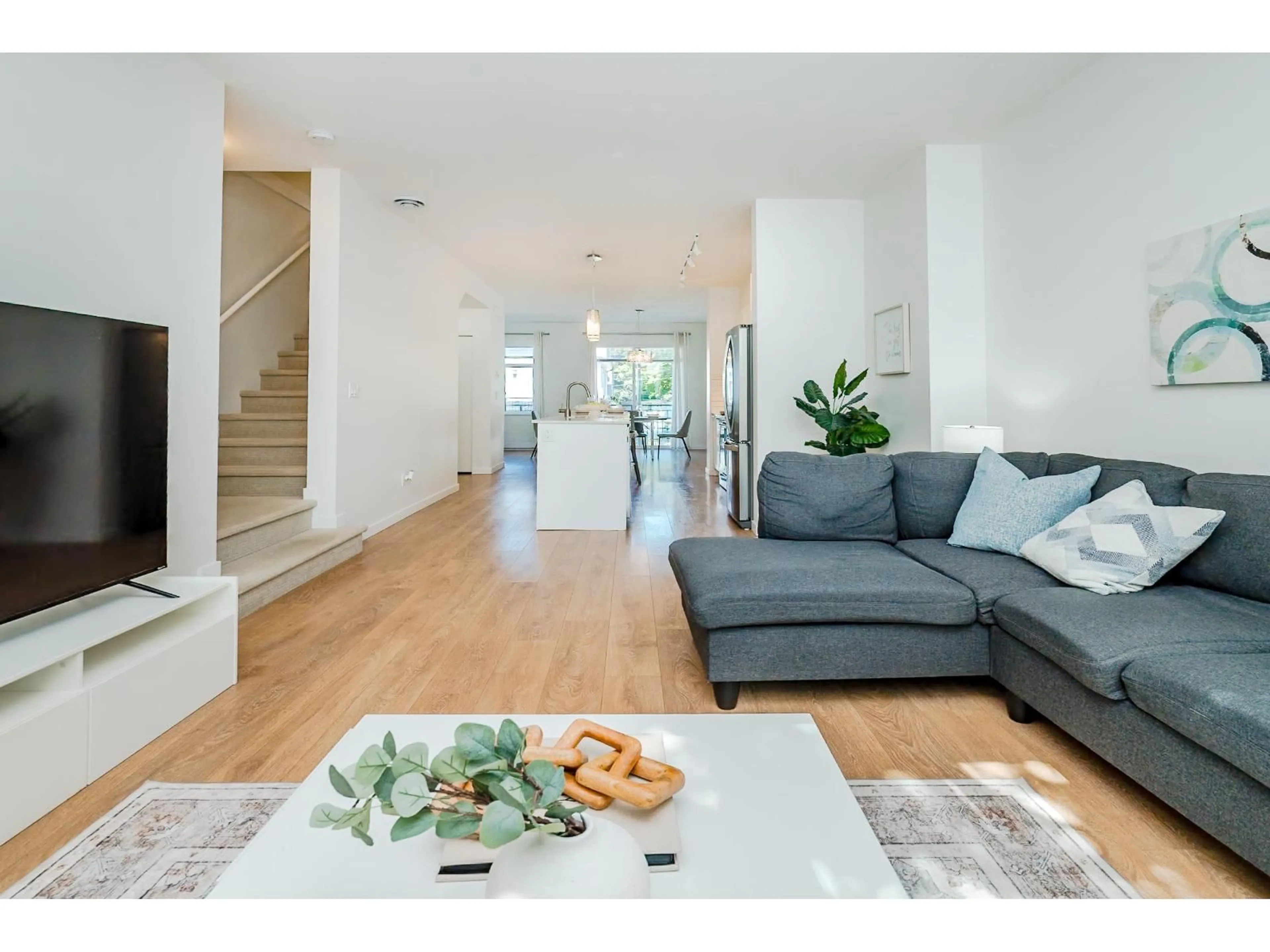 Living room with furniture, unknown for 601 - 18505 LAURENSEN, Surrey British Columbia V4N6R8
