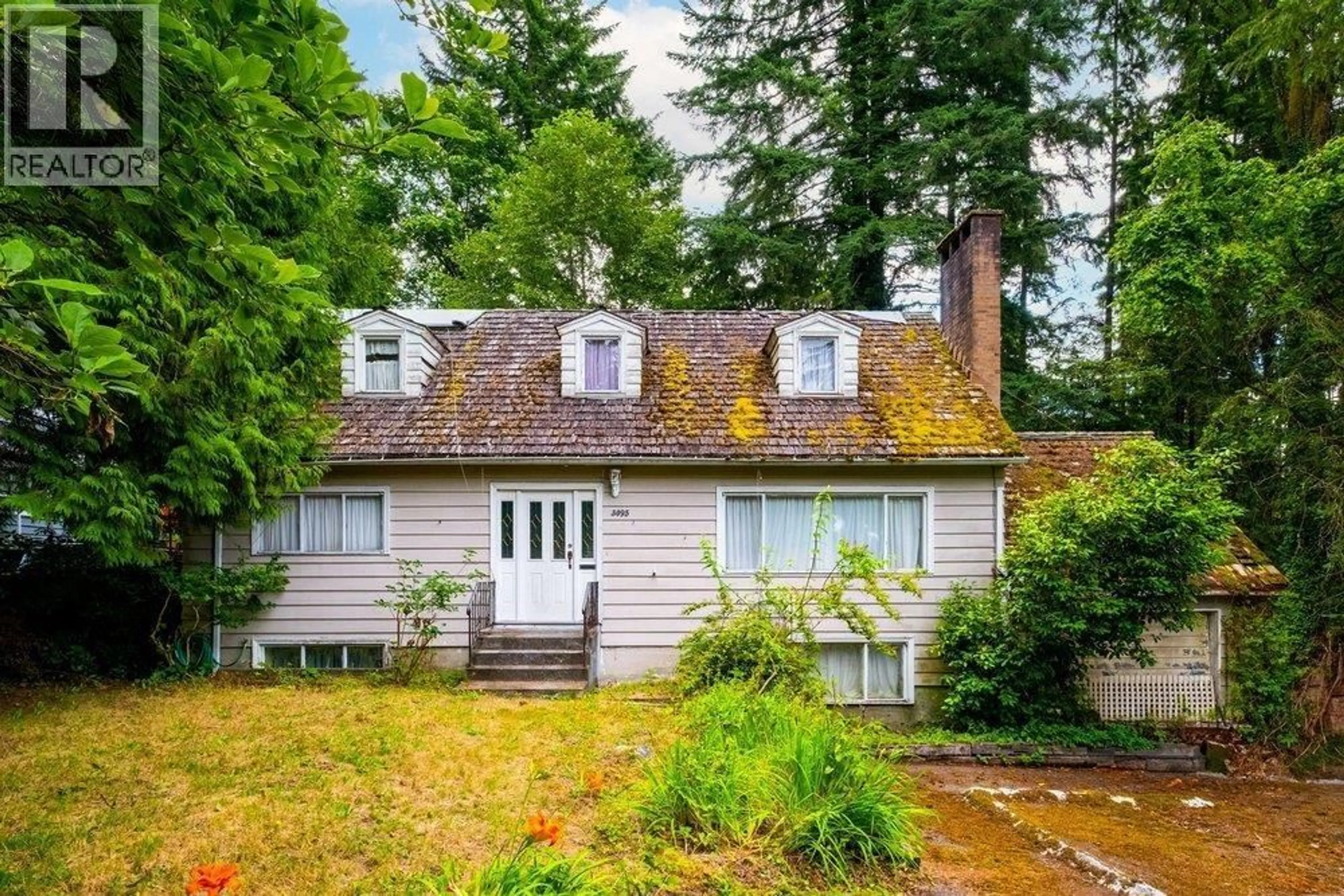 A pic from outside/outdoor area/front of a property/back of a property/a pic from drone, unknown for 3095 PLYMOUTH DRIVE, North Vancouver British Columbia V7H1C8