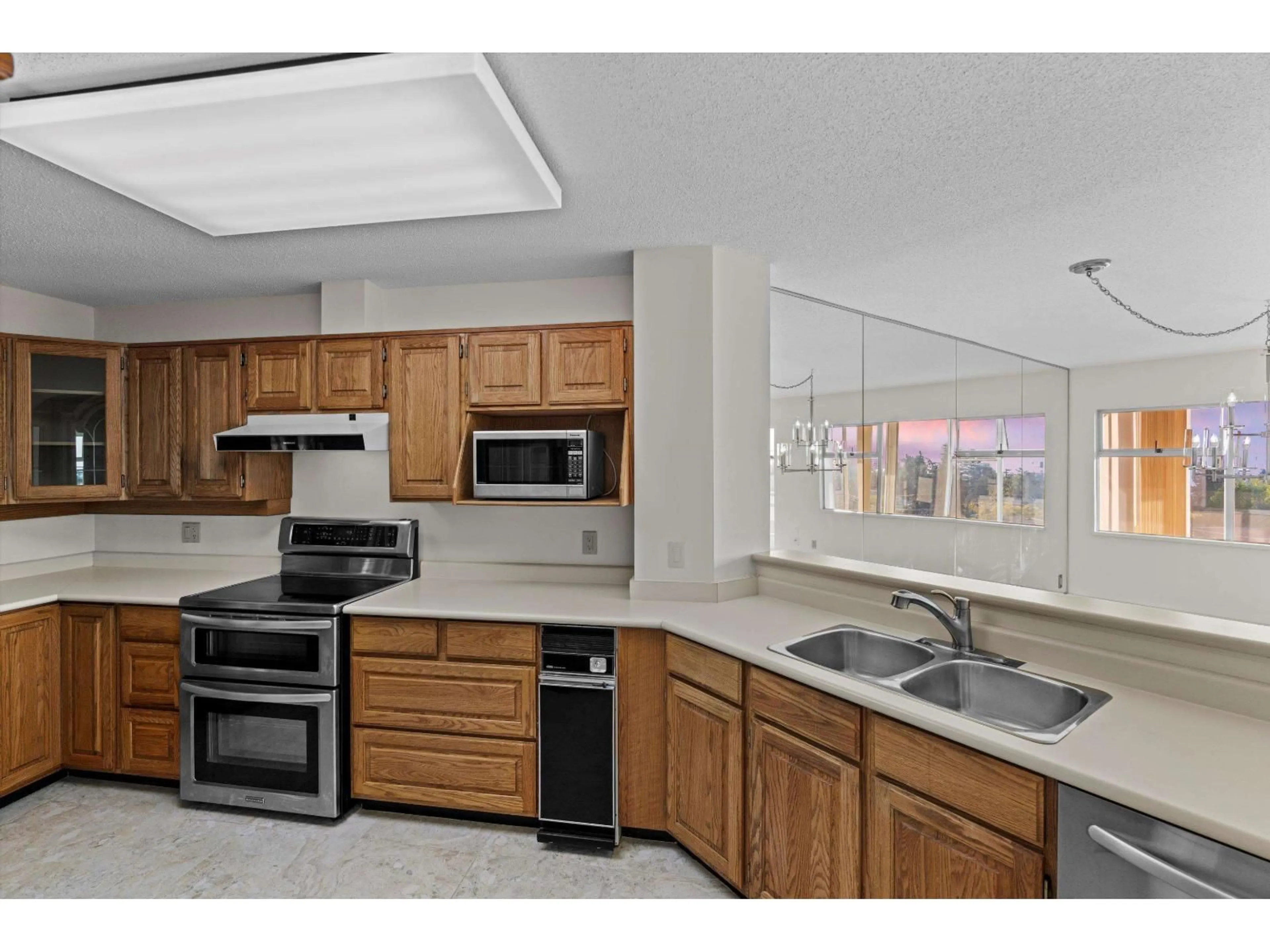 Standard kitchen, ceramic/tile floor for 413 - 1442 FOSTER, White Rock British Columbia V4B3X7