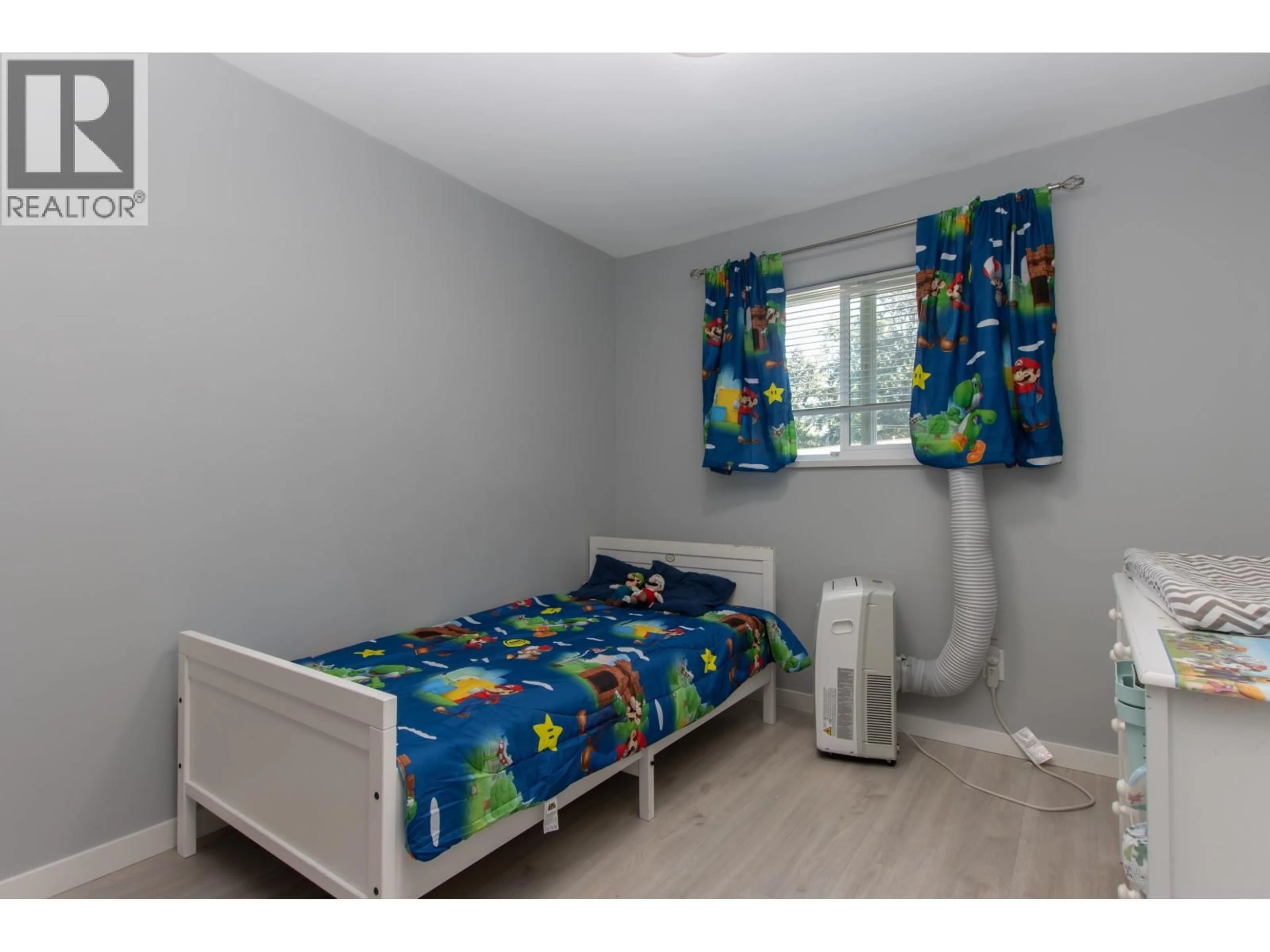 Bedroom with bed, wood/laminate floor for 36 - 2401 MAMQUAM ROAD, Squamish British Columbia V8B0H6