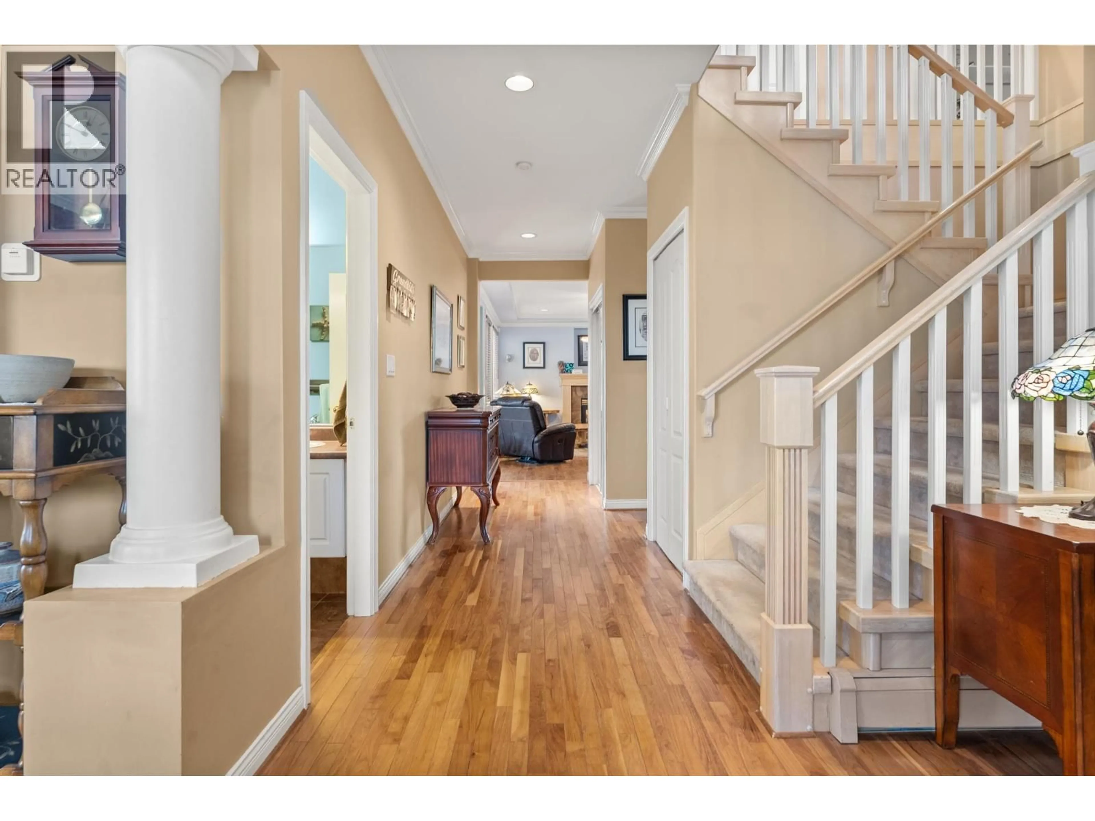 Indoor entryway for 330 ROSEHILL WYND, Delta British Columbia V4M3L9