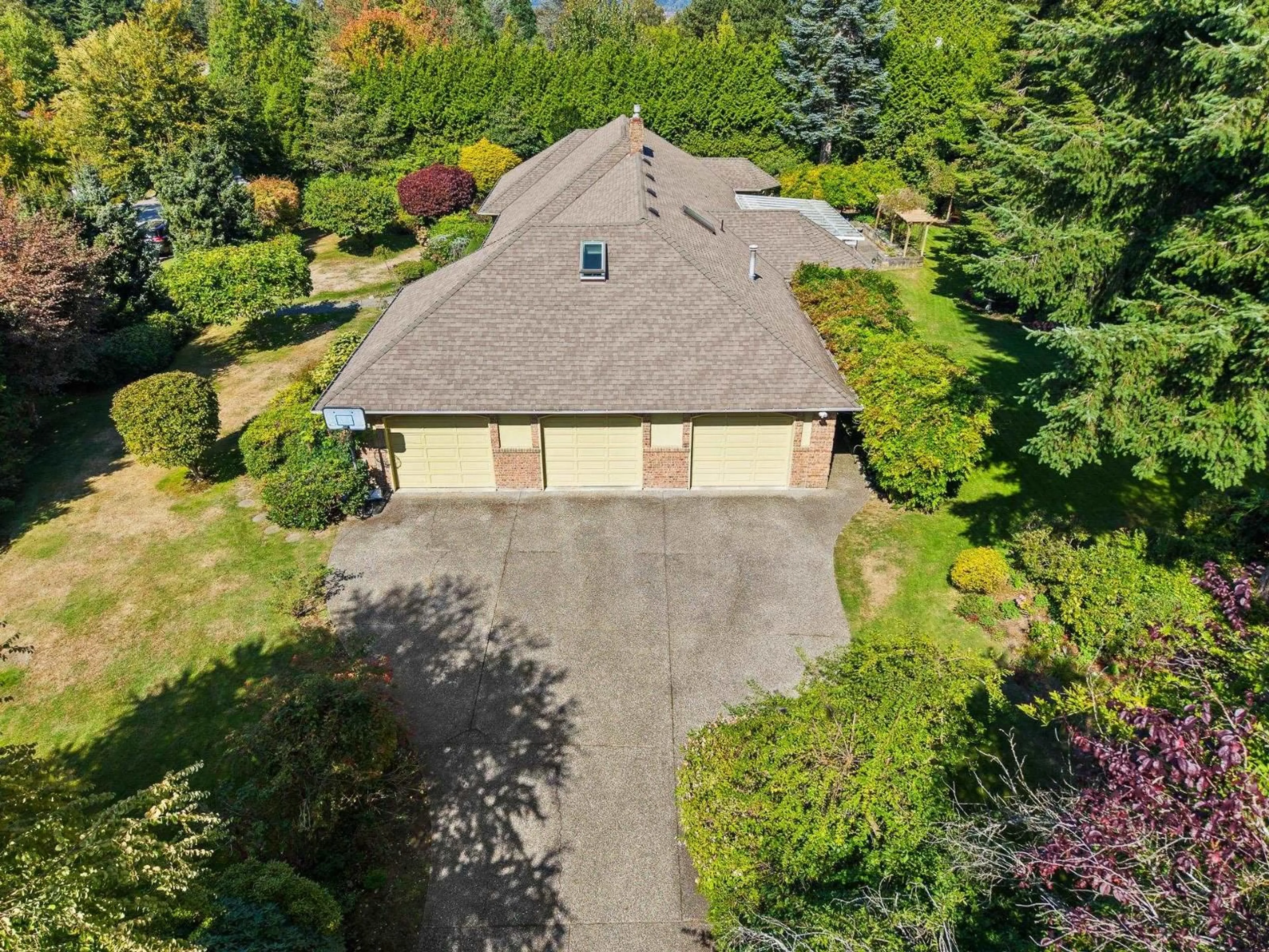 A pic from outside/outdoor area/front of a property/back of a property/a pic from drone, street for 3222 137A, Surrey British Columbia V4P2B5
