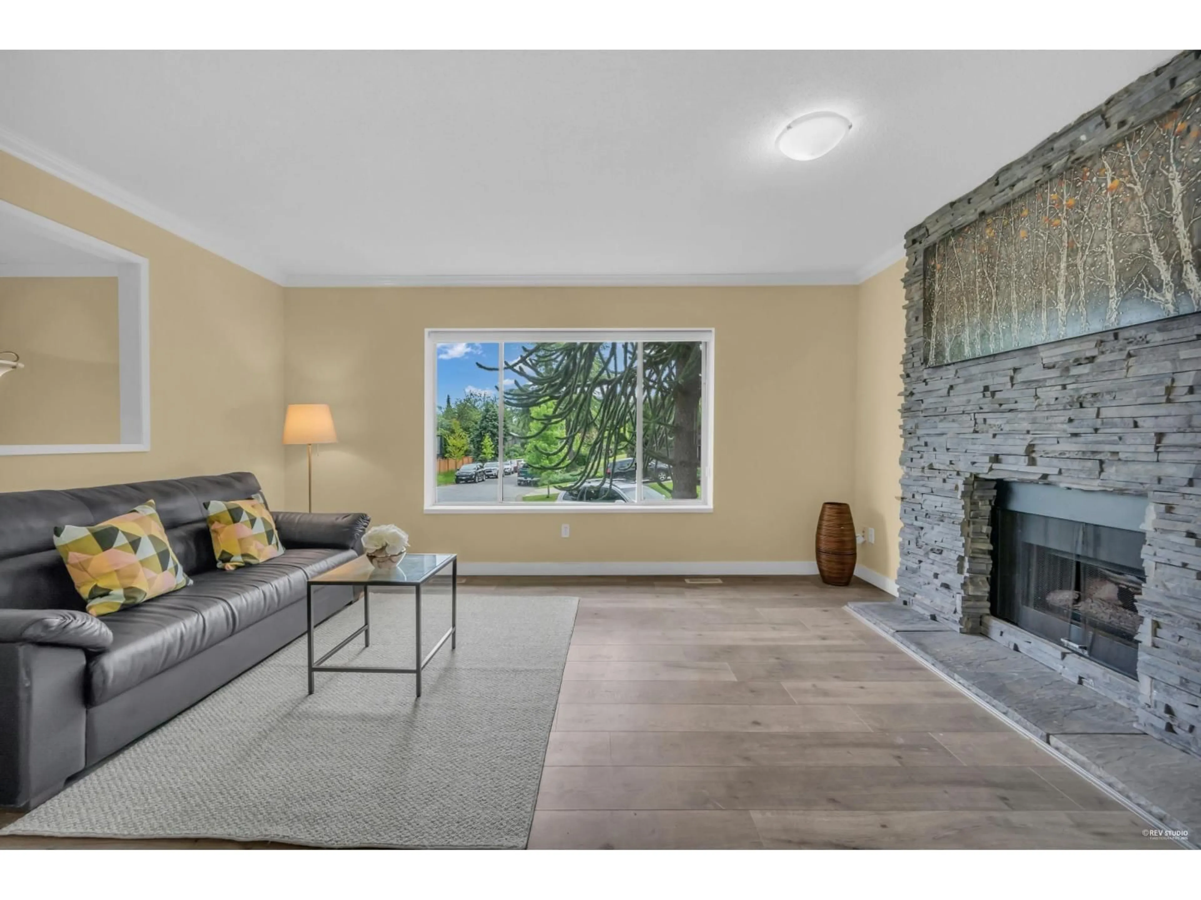 Living room with furniture, unknown for 10123 158A, Surrey British Columbia V4N2P8