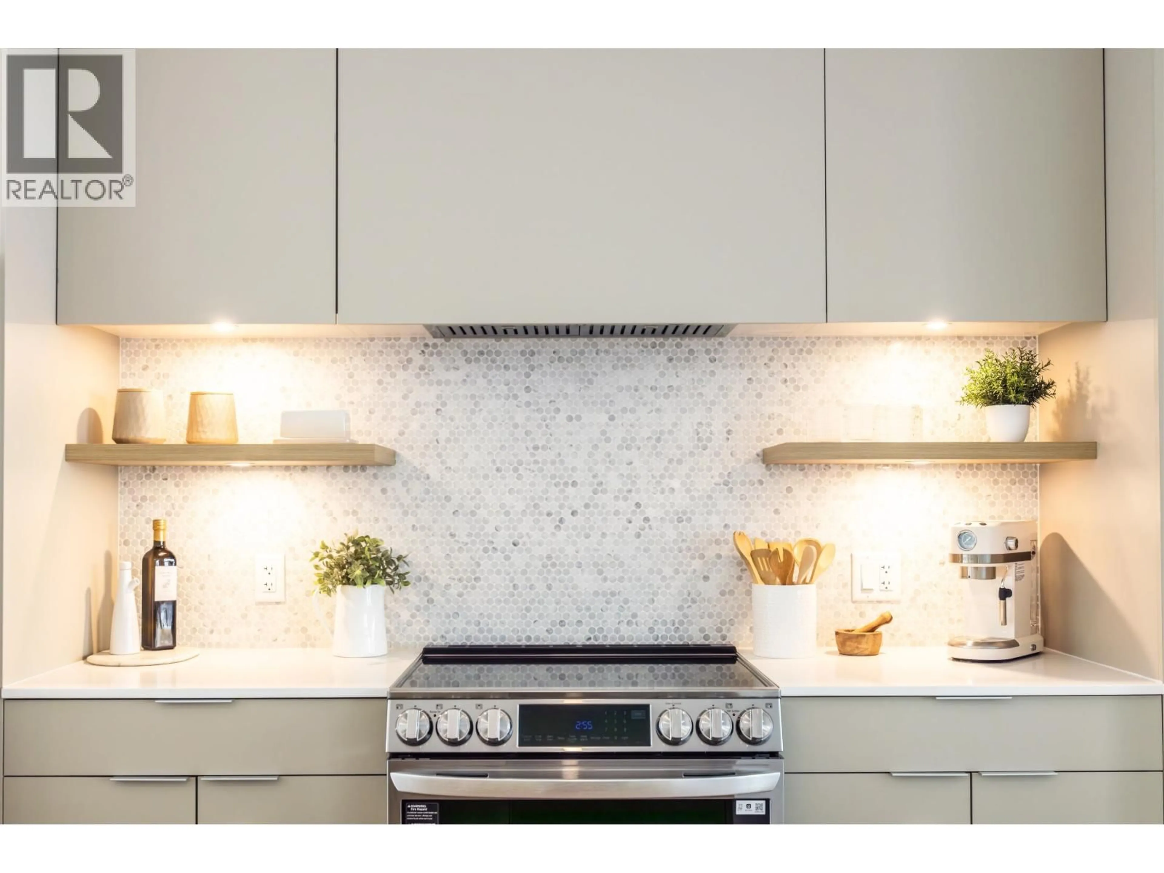 Contemporary kitchen, ceramic/tile floor for 25 - 1050 FINCH DRIVE, Squamish British Columbia V0V0V0