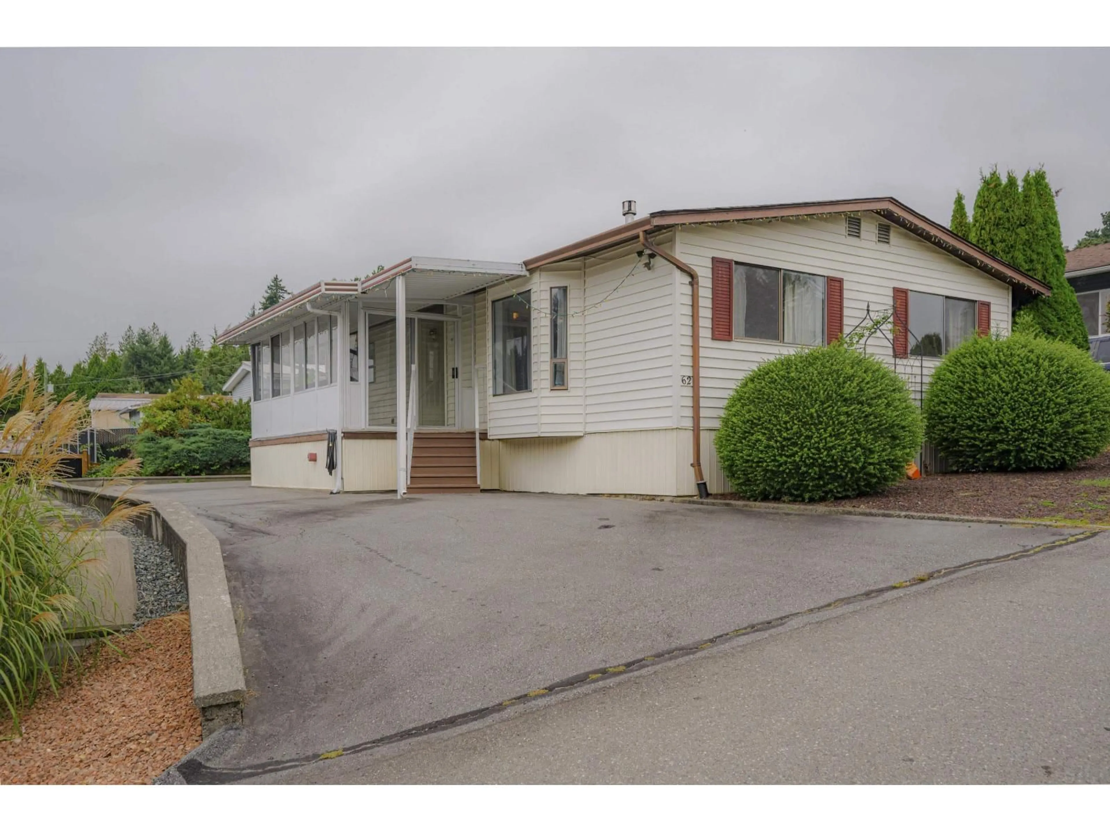 Home with vinyl exterior material, street for 62 - 27111 0, Langley British Columbia V4W2T1