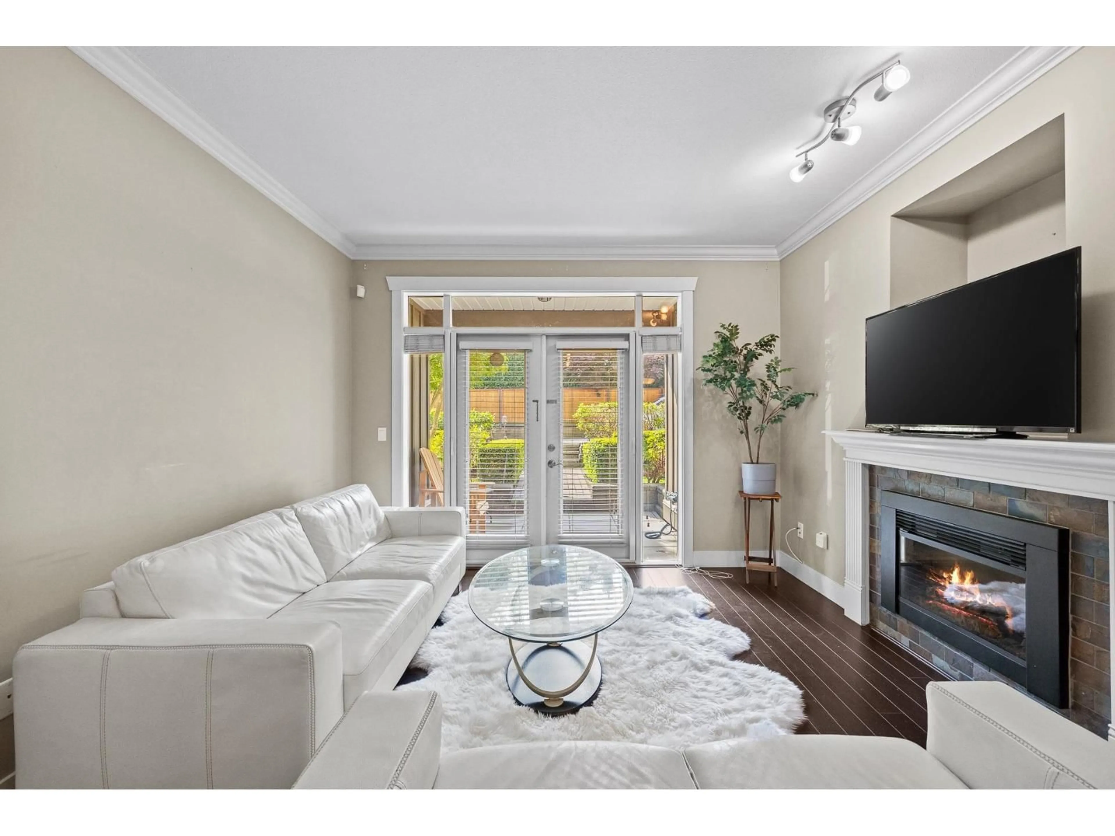 Living room with furniture, unknown for 103 - 15368 17A, Surrey British Columbia V4A1V3