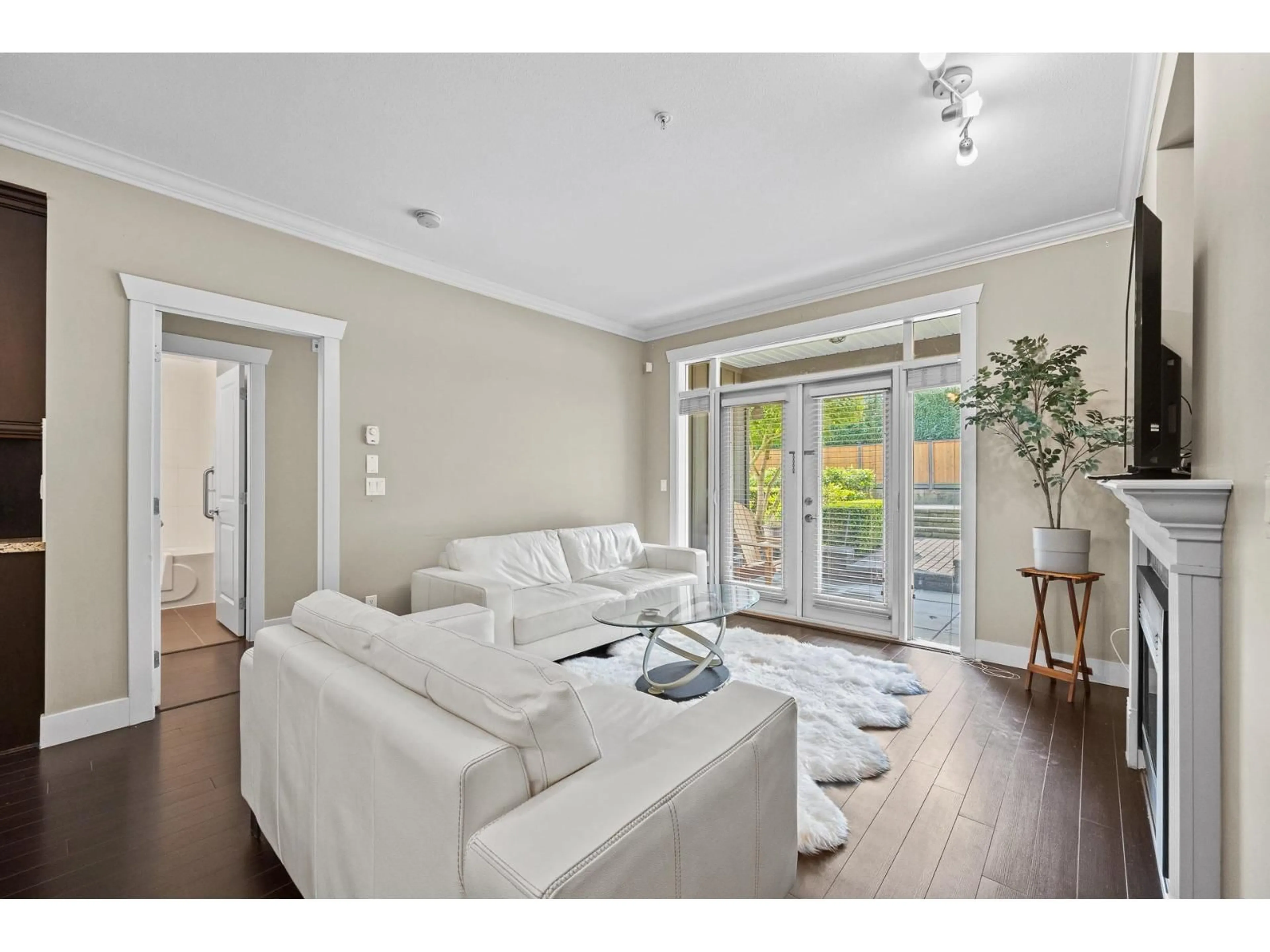 Living room with furniture, unknown for 103 - 15368 17A, Surrey British Columbia V4A1V3
